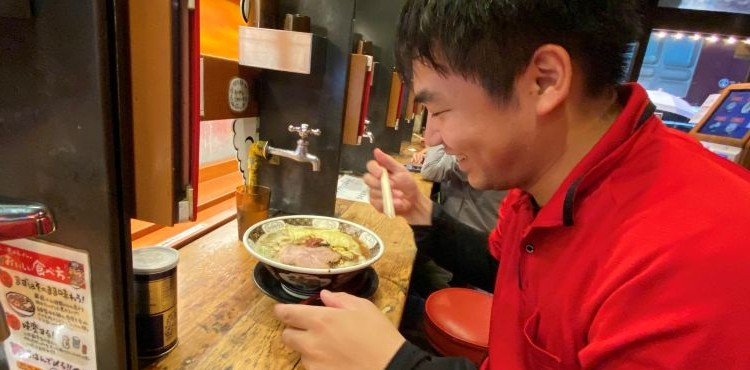 東京でハウスクリーニングの仕事をするおそうじ革命スタッフのランチ風景