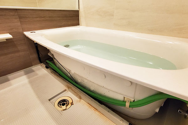 浴槽エプロンを外したところ・清掃前