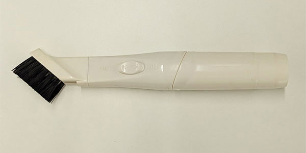 ②掃除機用細口ノズル（ブラシ付き）