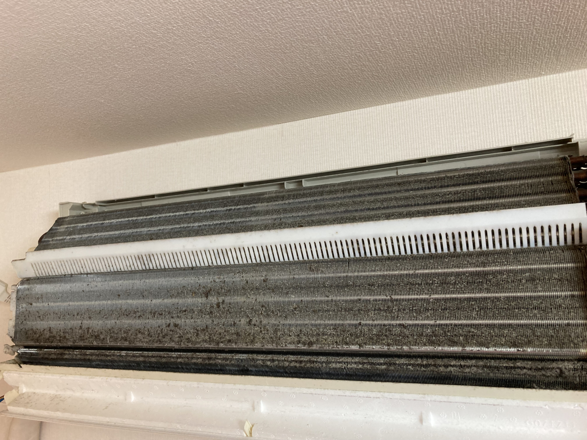 東京都三鷹市のお掃除機能付きエアコンの作業前1