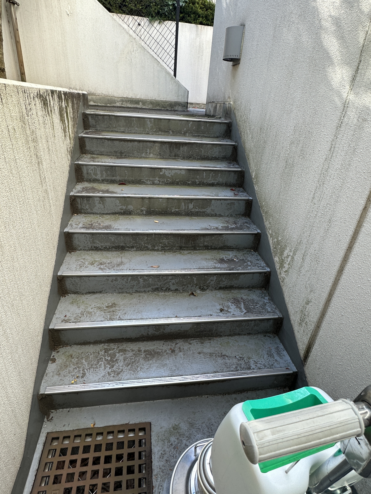 埼玉県春日部市のビル・マンション共用部清掃の作業前1