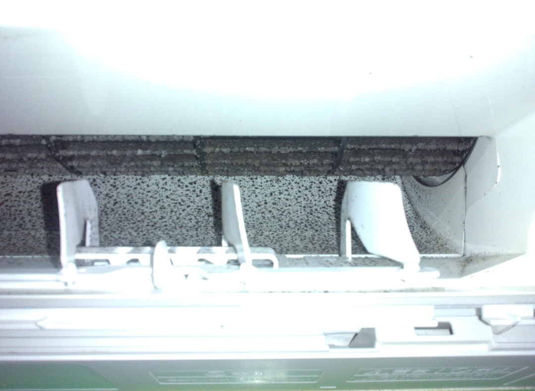 福島県いわき市の壁埋め込みエアコンの作業前1