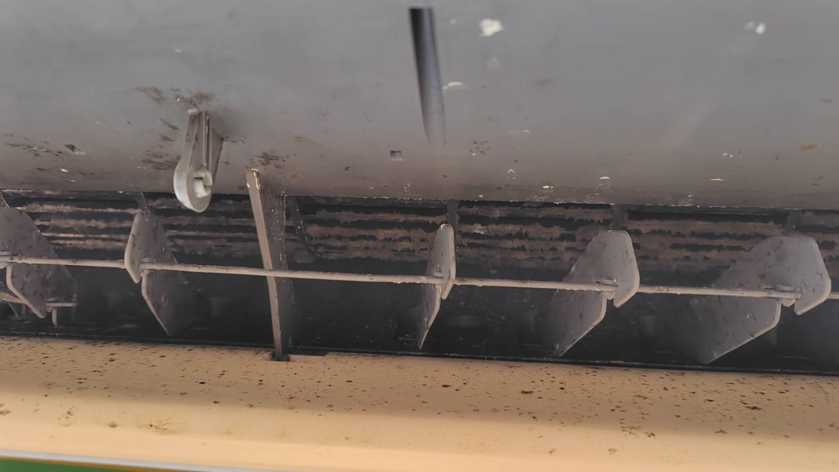 東京都豊島区のお掃除機能付きエアコンの作業前2