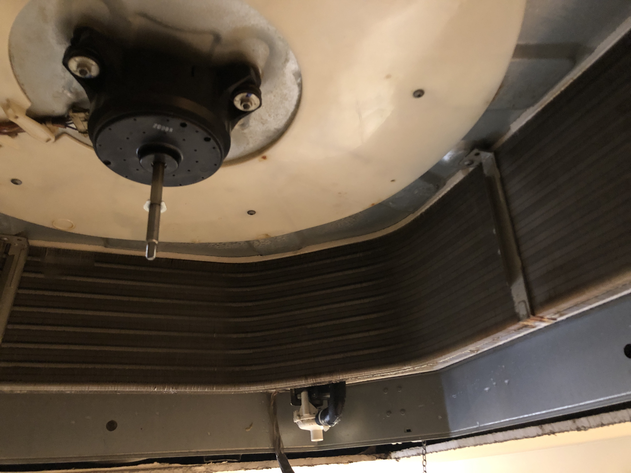 東京都千代田区麹町の業務用天井吊りエアコンの作業前1