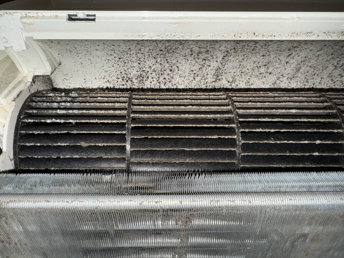 埼玉県三郷市の家庭用床置きエアコンの作業前2