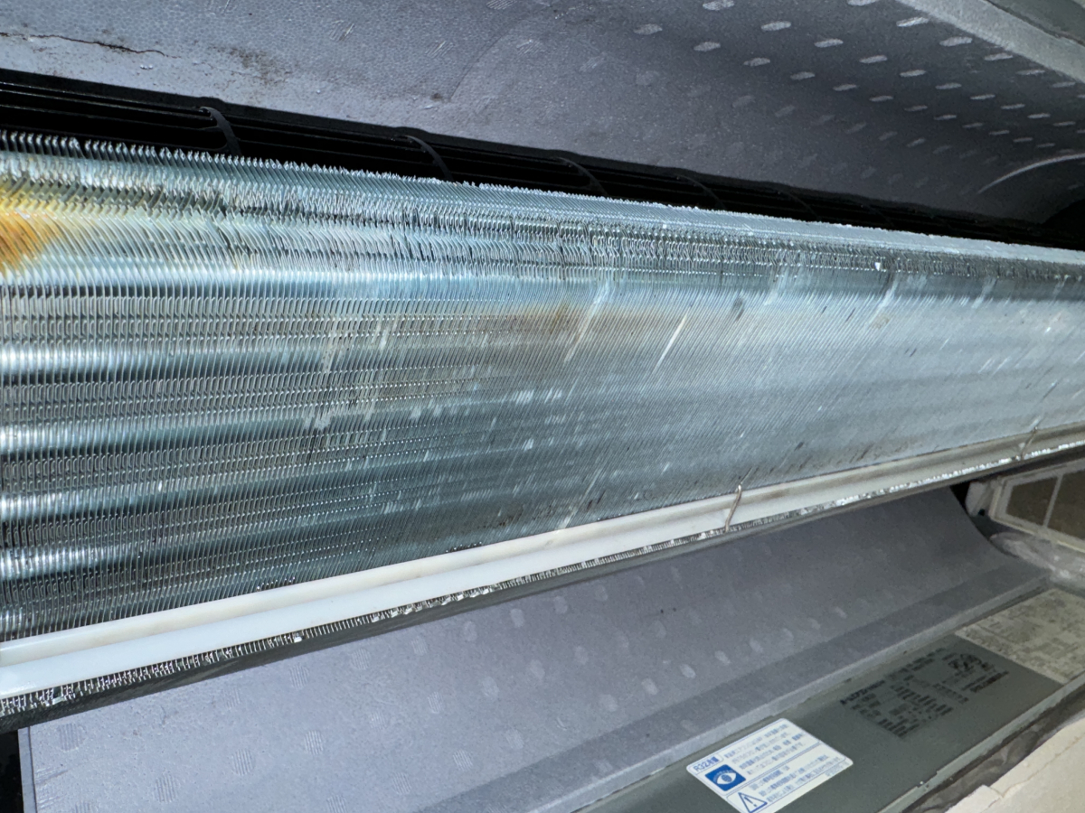 埼玉県三郷市天井埋め込み式1方向エアコンを分解クリーニングの壁掛けエアコンの作業後3