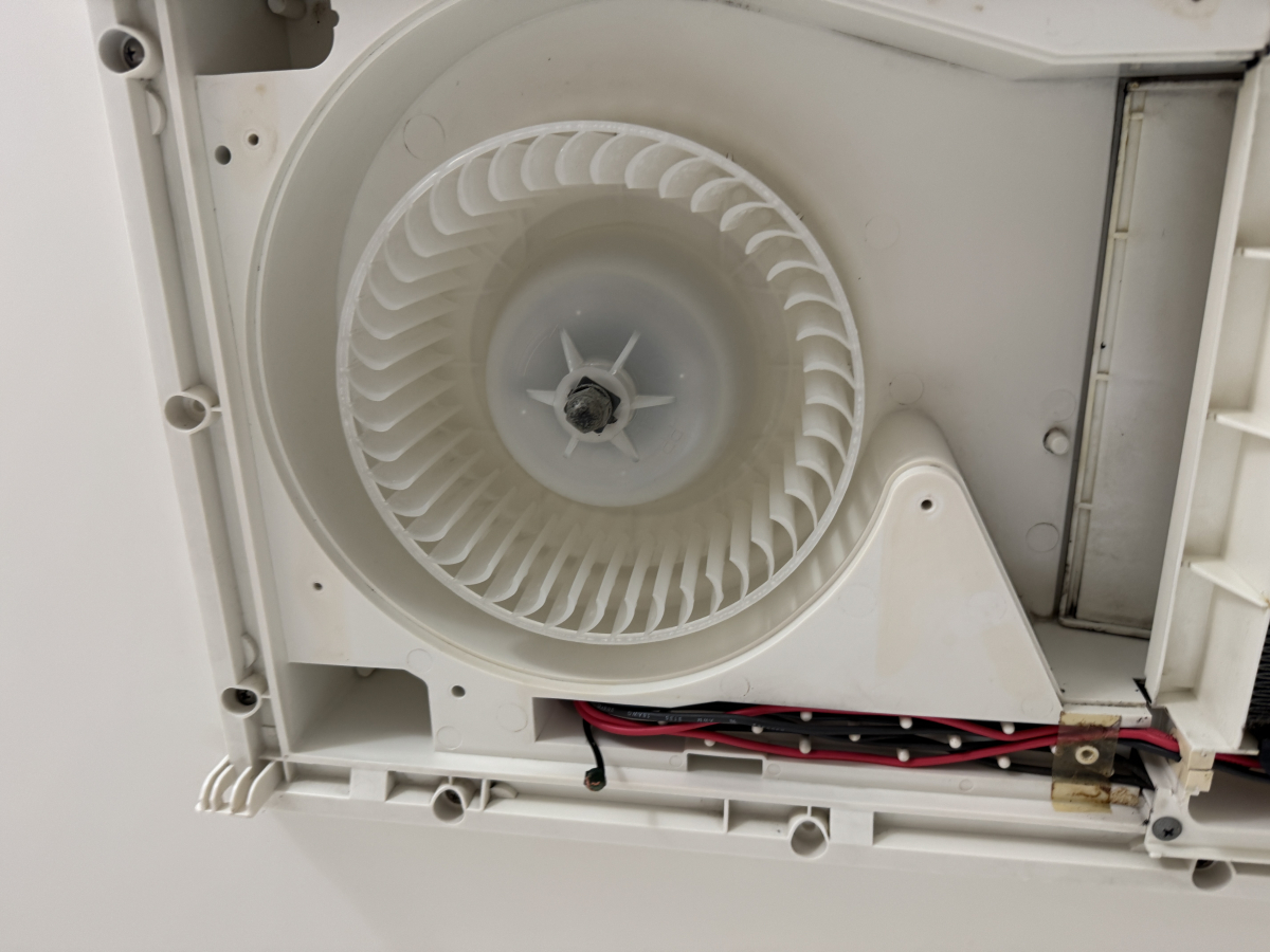 埼玉県三郷市の浴室乾燥機クリーニングの作業後1