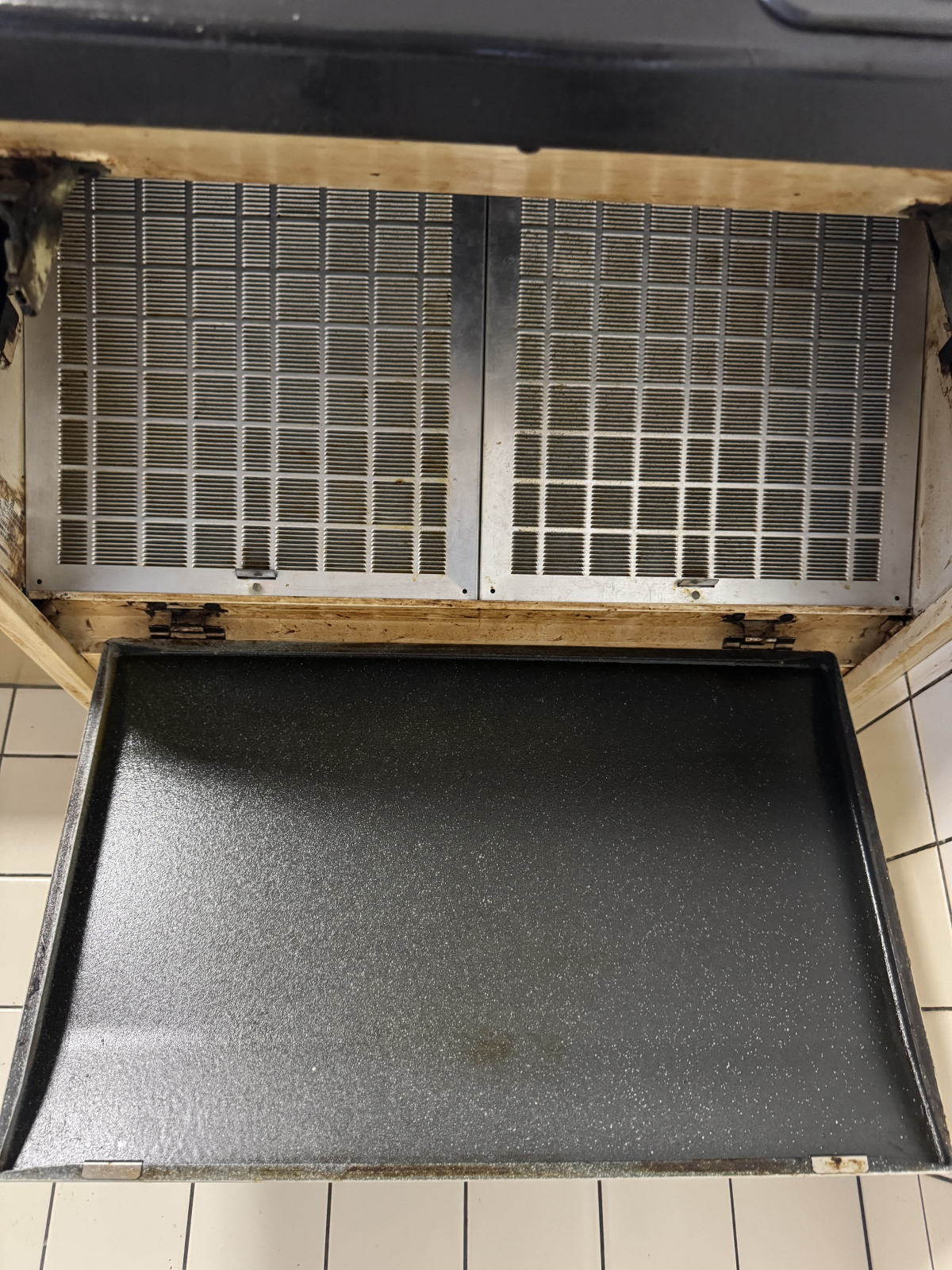 愛知県安城市安城町のレンジフードクリーニングの作業前1