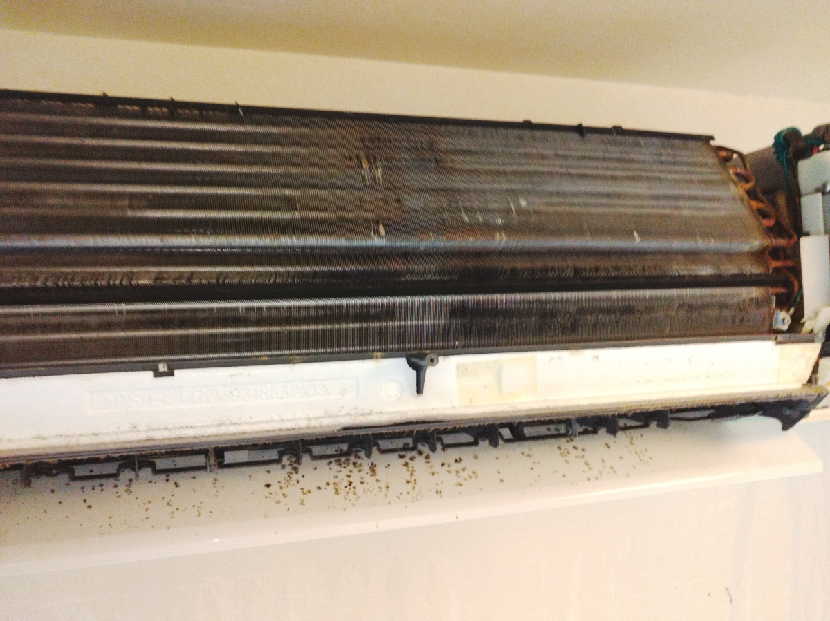 鹿児島県鹿児島市のお掃除機能付きエアコンの作業前2