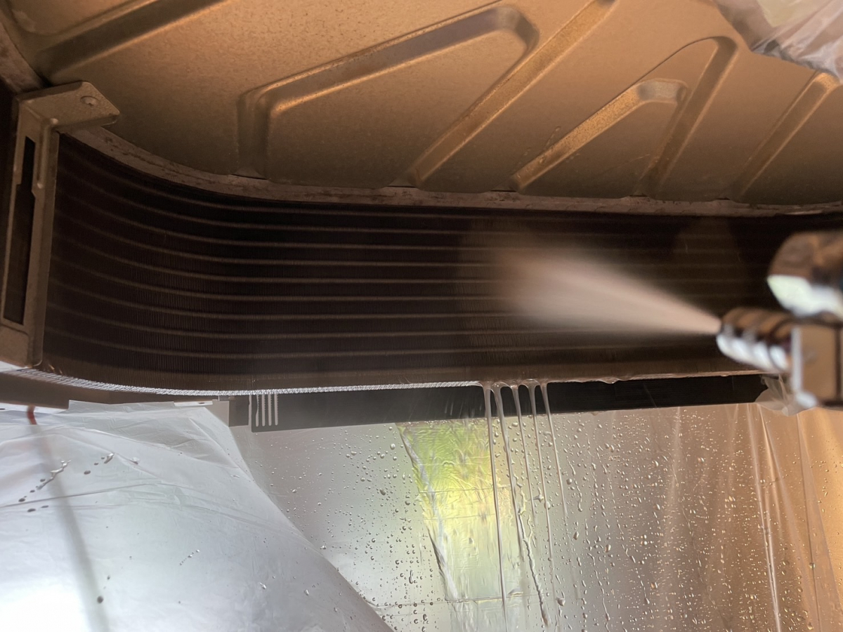 東京都文京区本郷の業務用天井吊りエアコンの作業前1