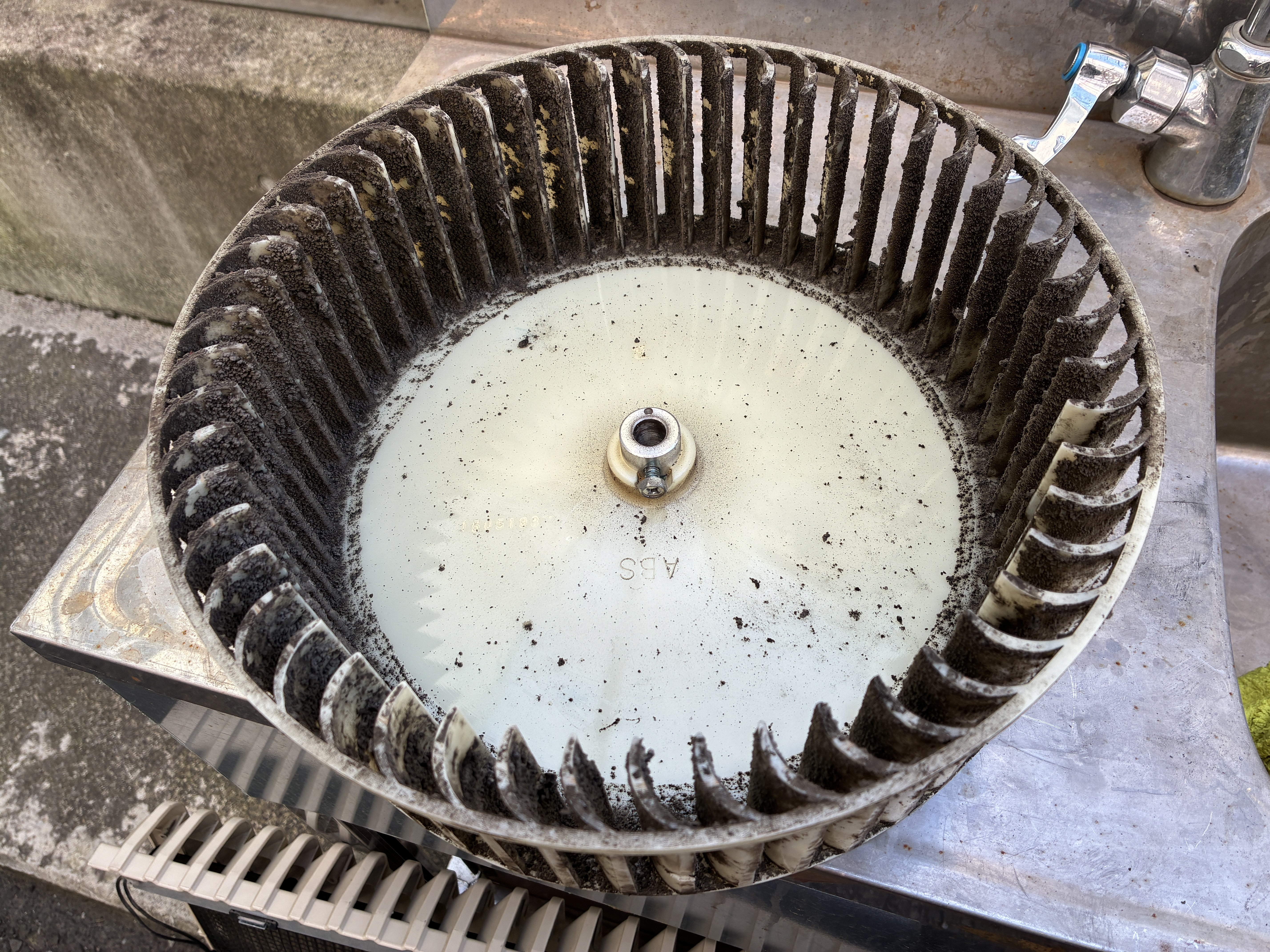 茨城県守谷市の業務用床置きエアコンの作業前2