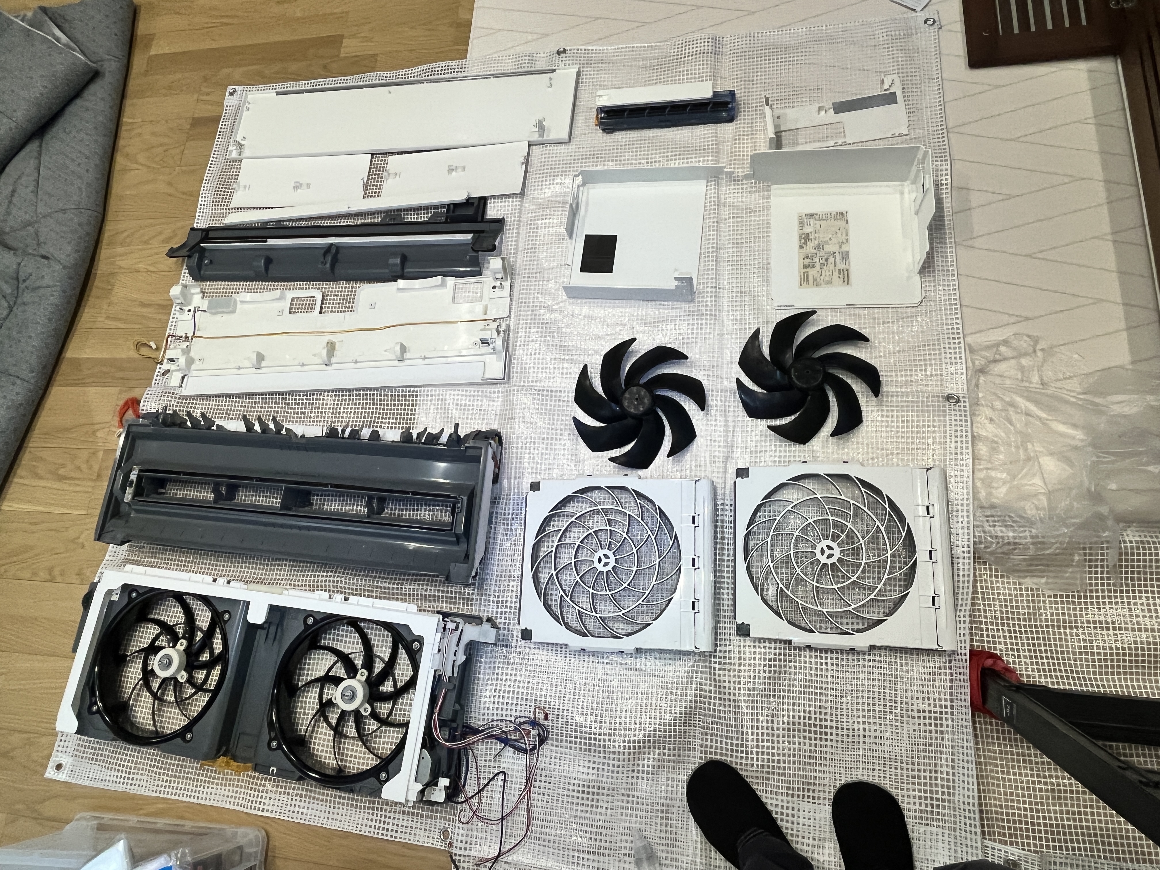 兵庫県尼崎市南塚口のお掃除機能付きエアコンの作業前1