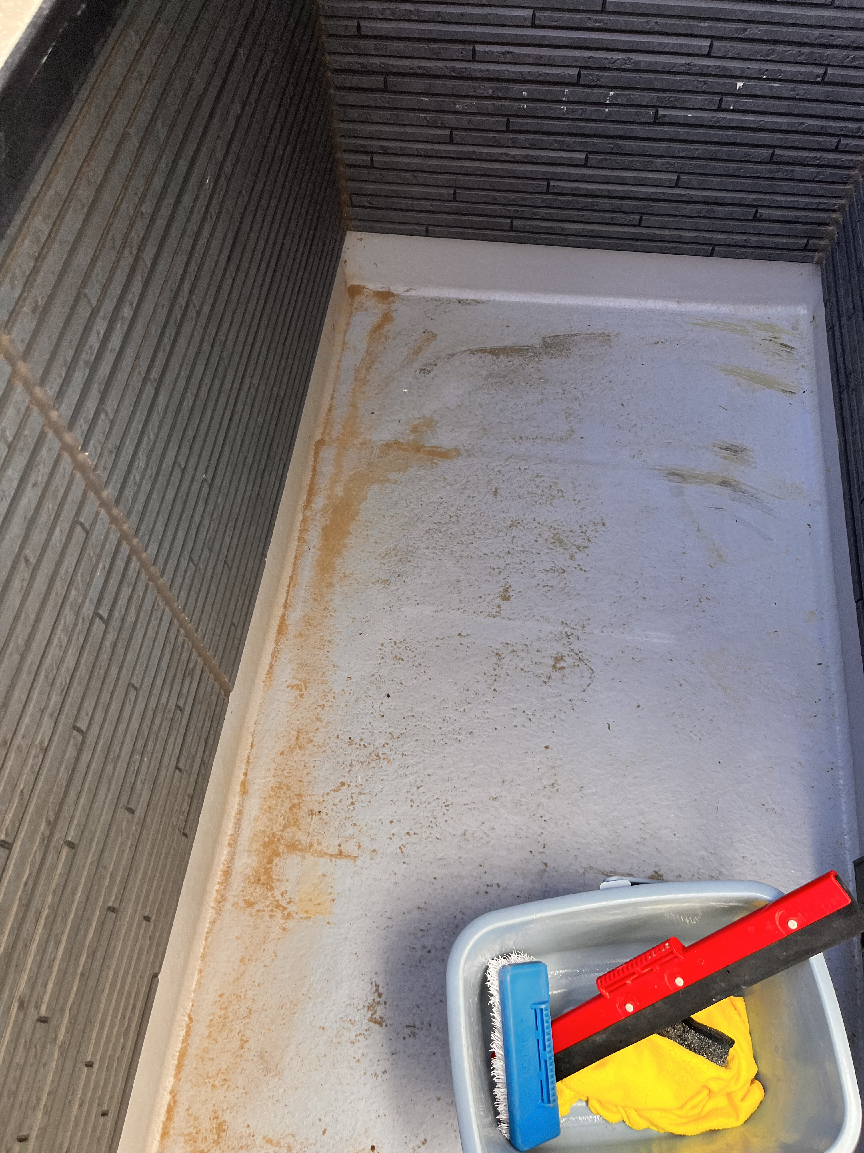 埼玉県新座市のベランダ・バルコニークリーニングの作業前2