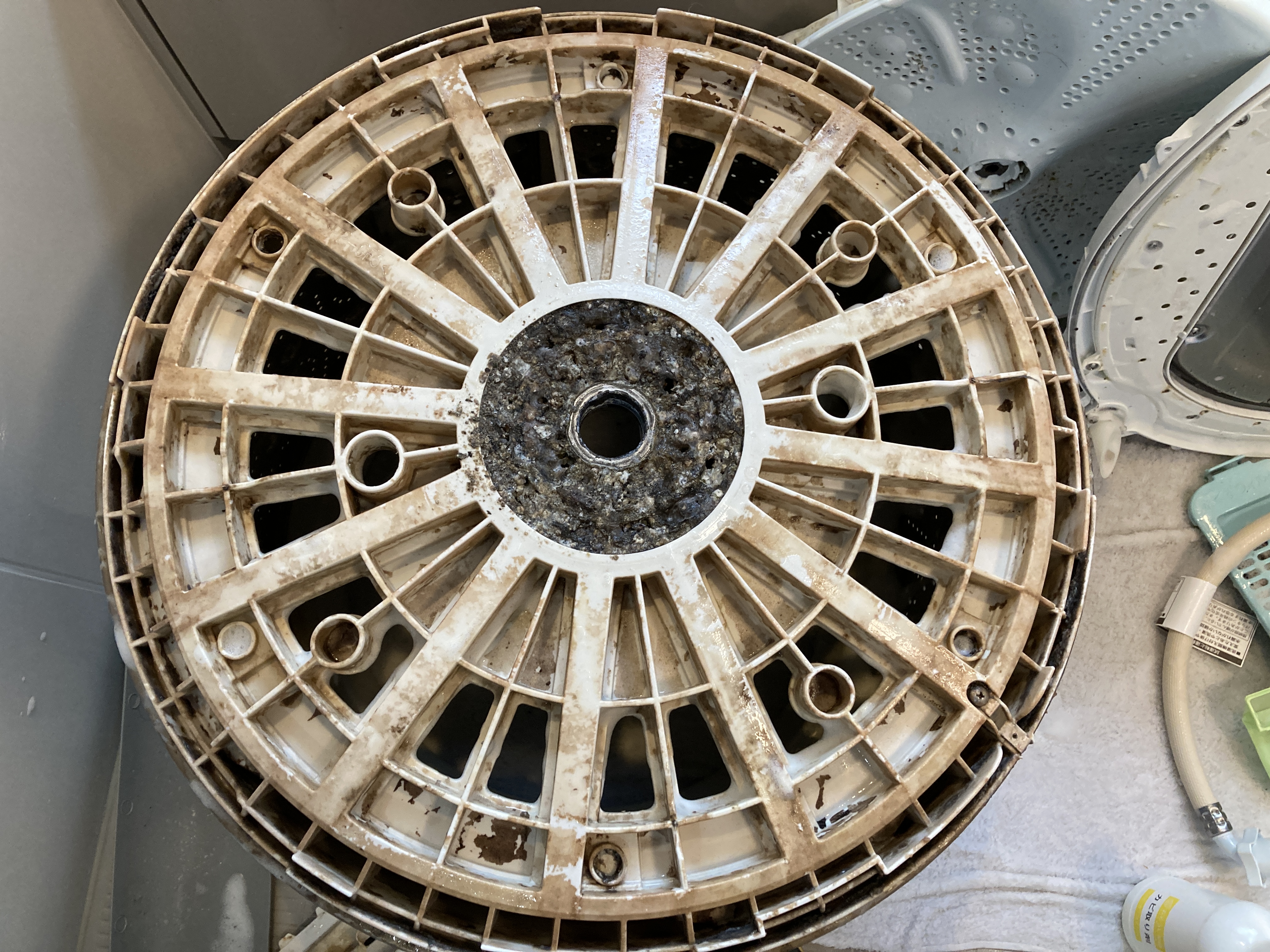 京都府京都市伏見区竹田田中宮町の洗濯機分解クリーニングの作業前3