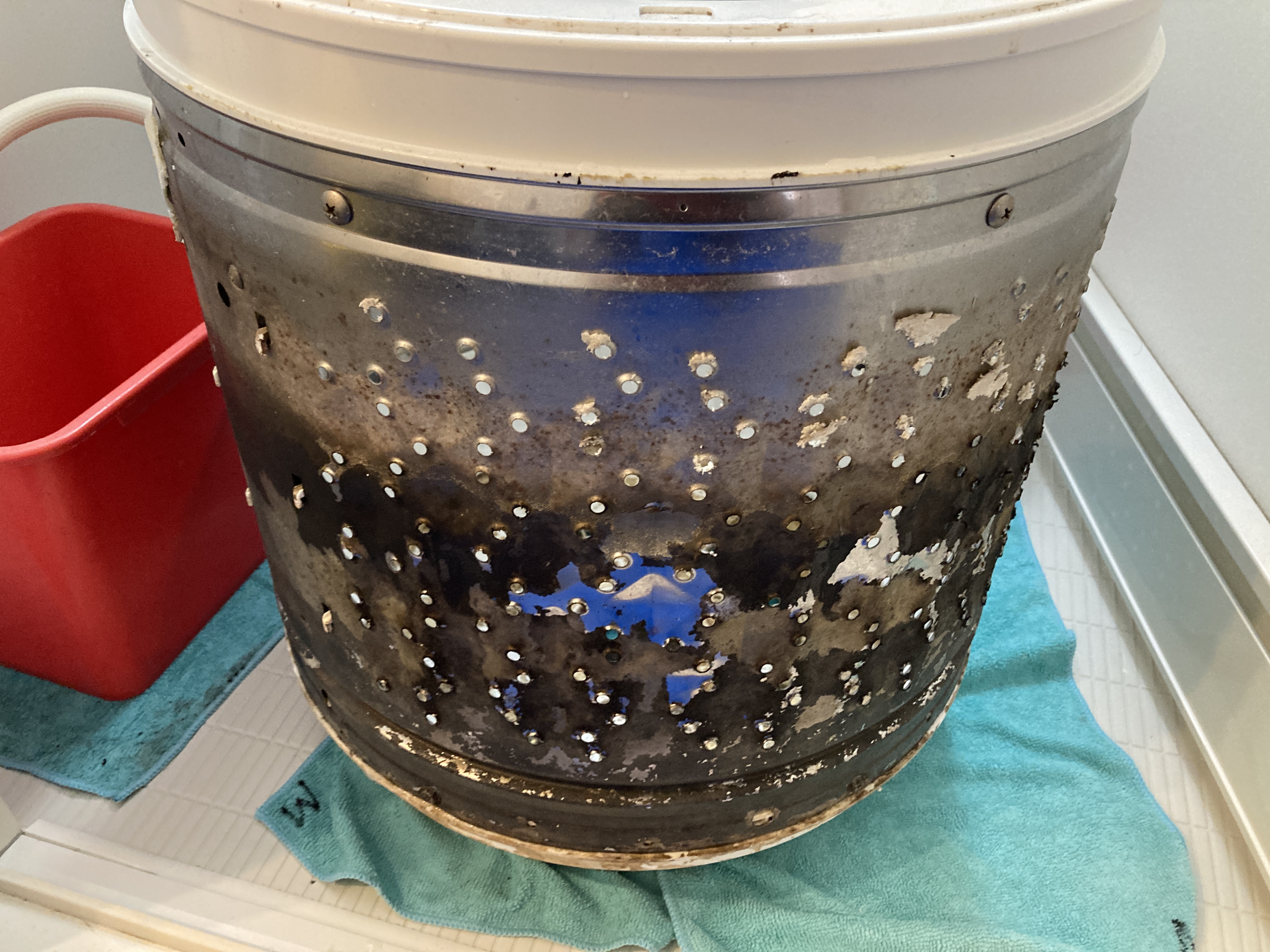 京都府京都市南区東九条下殿田町の洗濯機分解クリーニングの作業前1