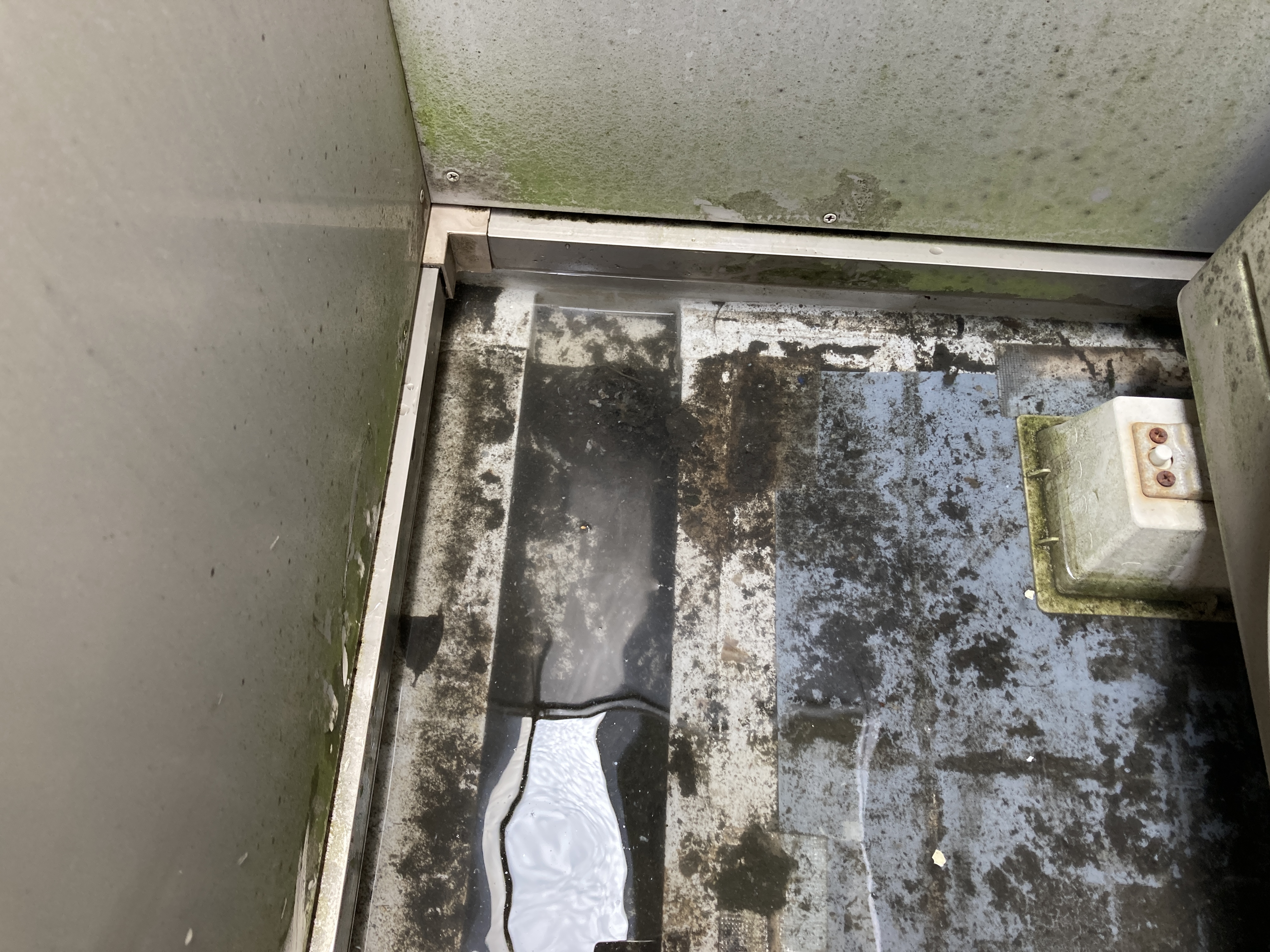 京都府京都市北区衣笠東御所ノ内町のベランダ・バルコニークリーニングの作業前2