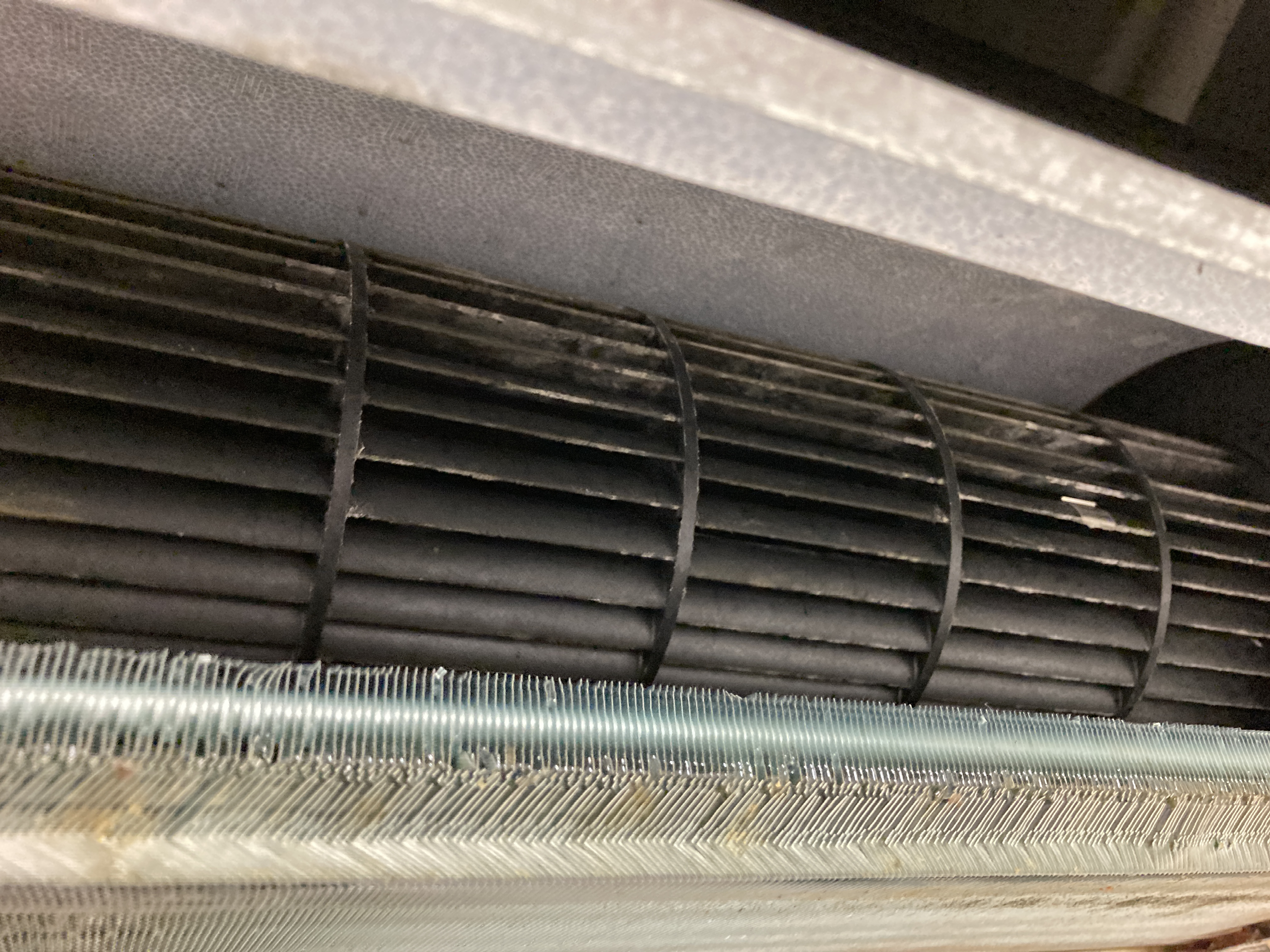 京都府京都市中京区西ノ京西中合町の家庭用天井埋め込みエアコンの作業前1