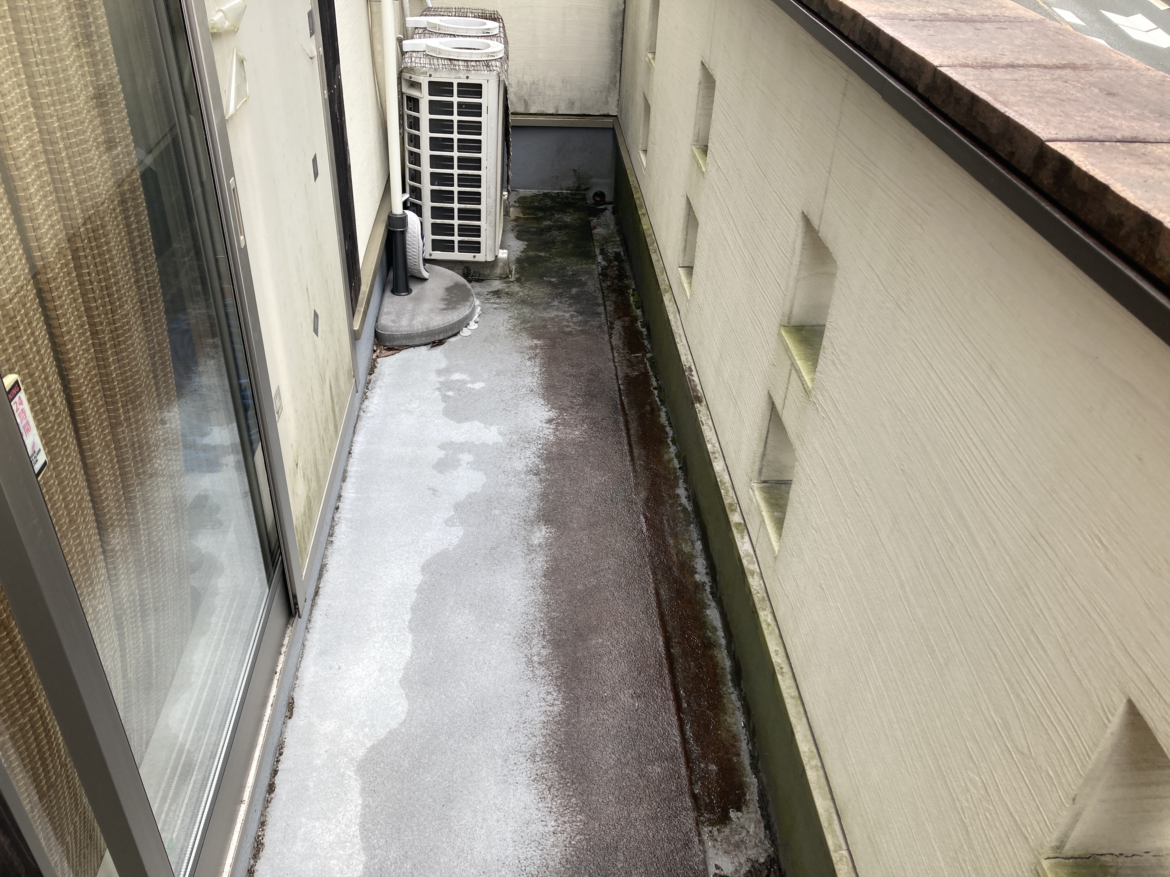 京都府京都市東山区今熊野阿弥陀ケ峰町のベランダ・バルコニークリーニングの作業前2