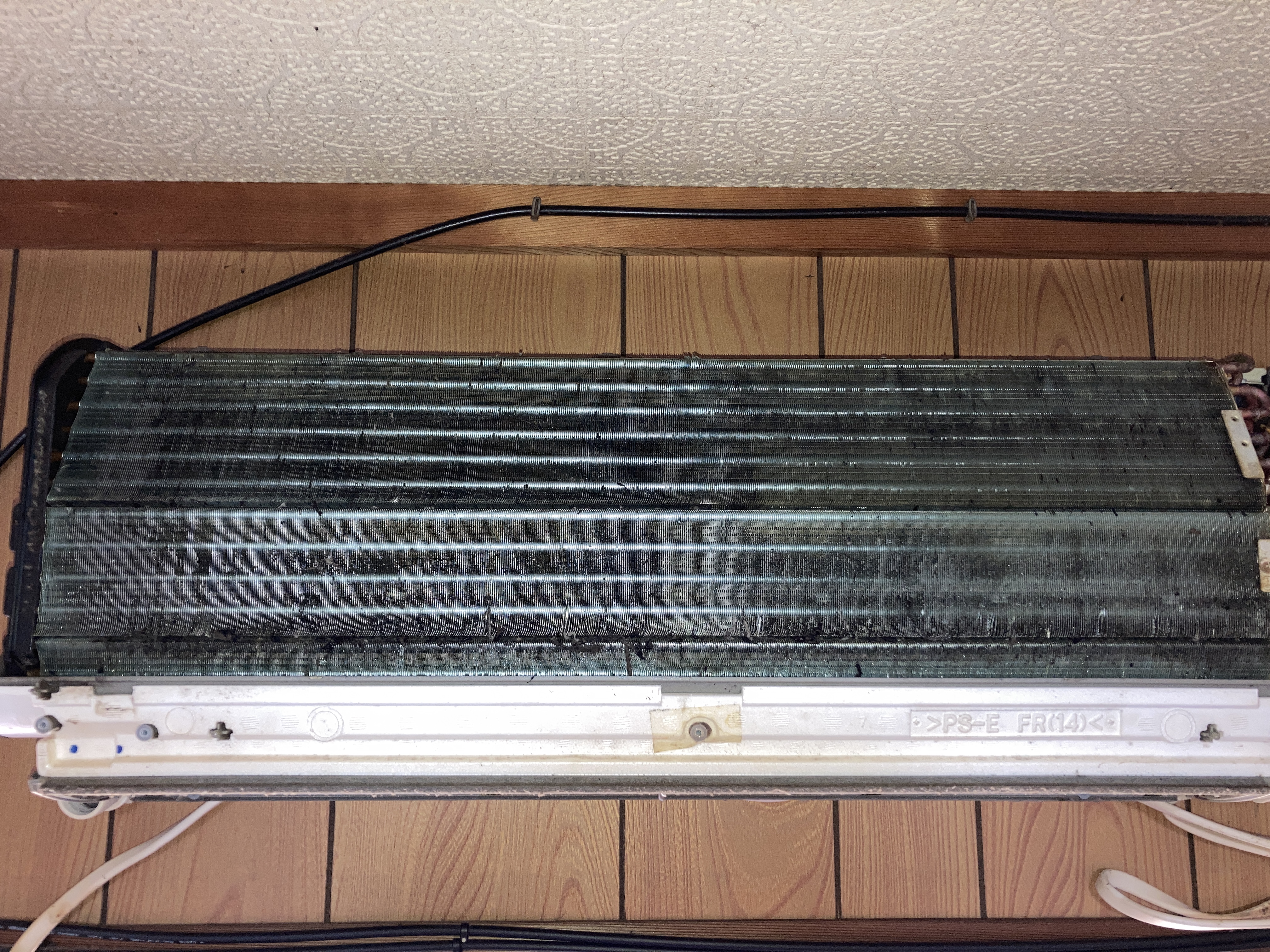 京都府京都市南区東九条西明田町のお掃除機能付きエアコンの作業前2