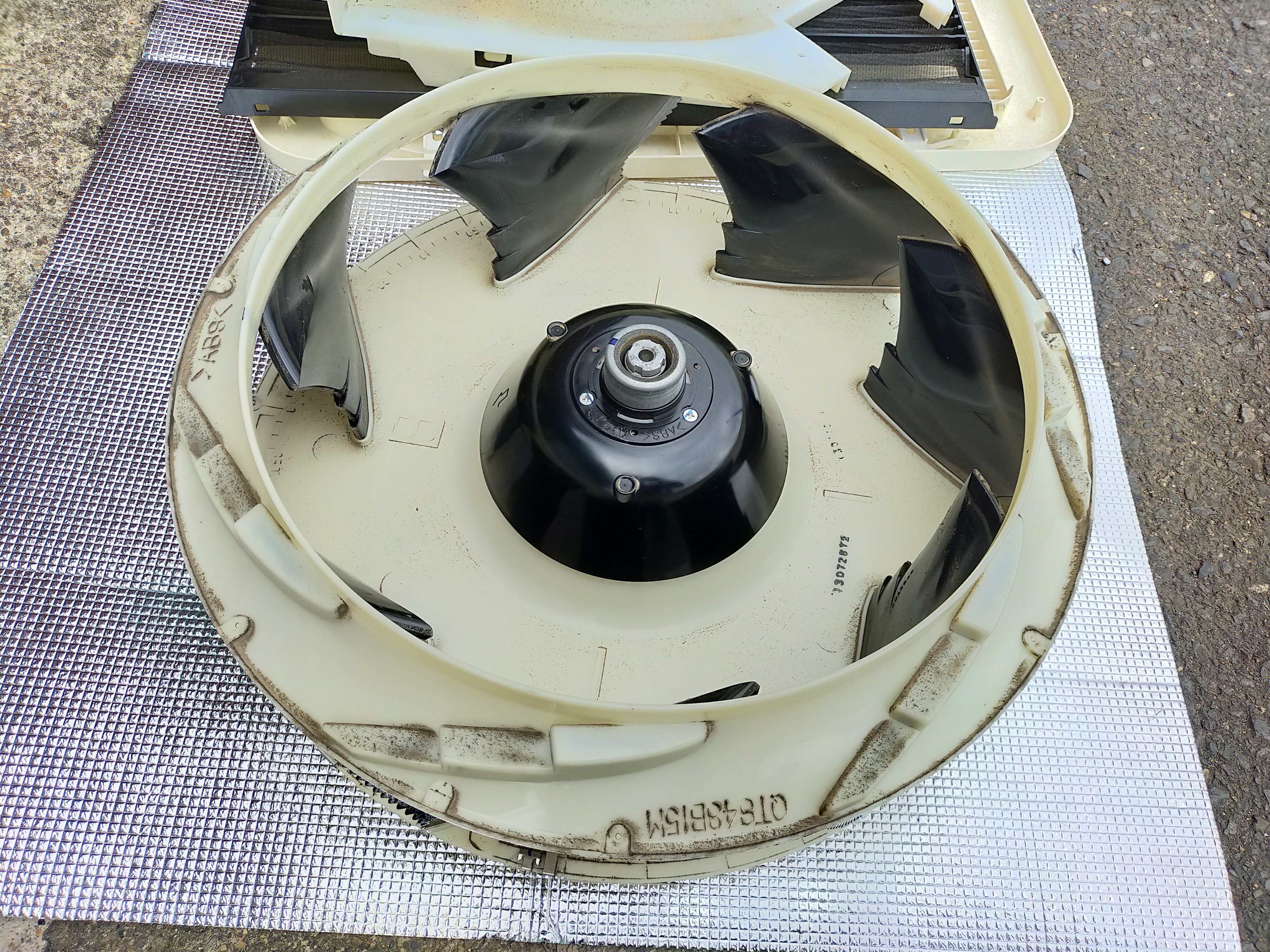 京都府京都市南区久世東土川町の業務用天井埋め込みエアコンの作業前2