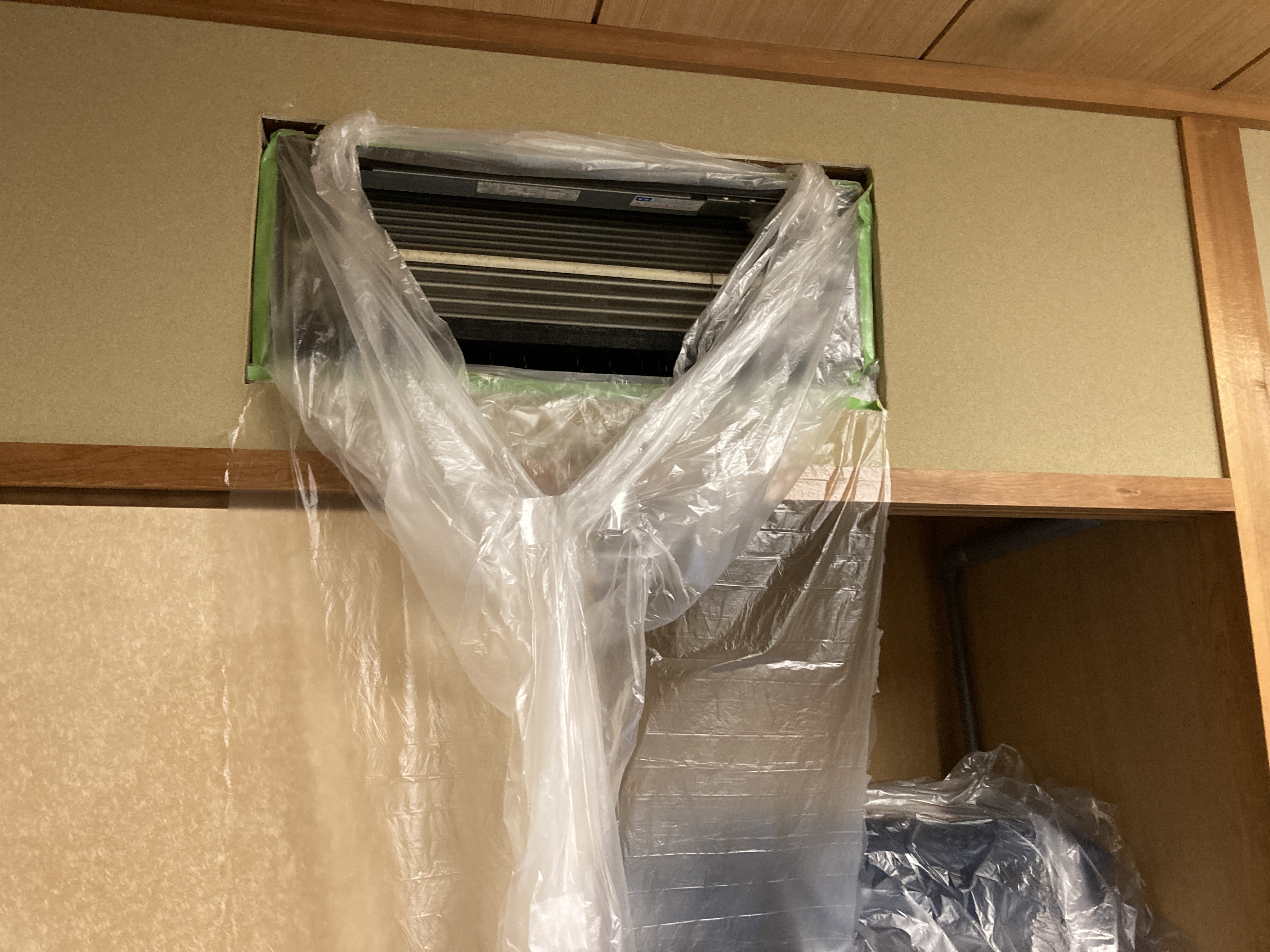 京都府京都市右京区梅津大縄場町の壁埋め込みエアコンの作業前1