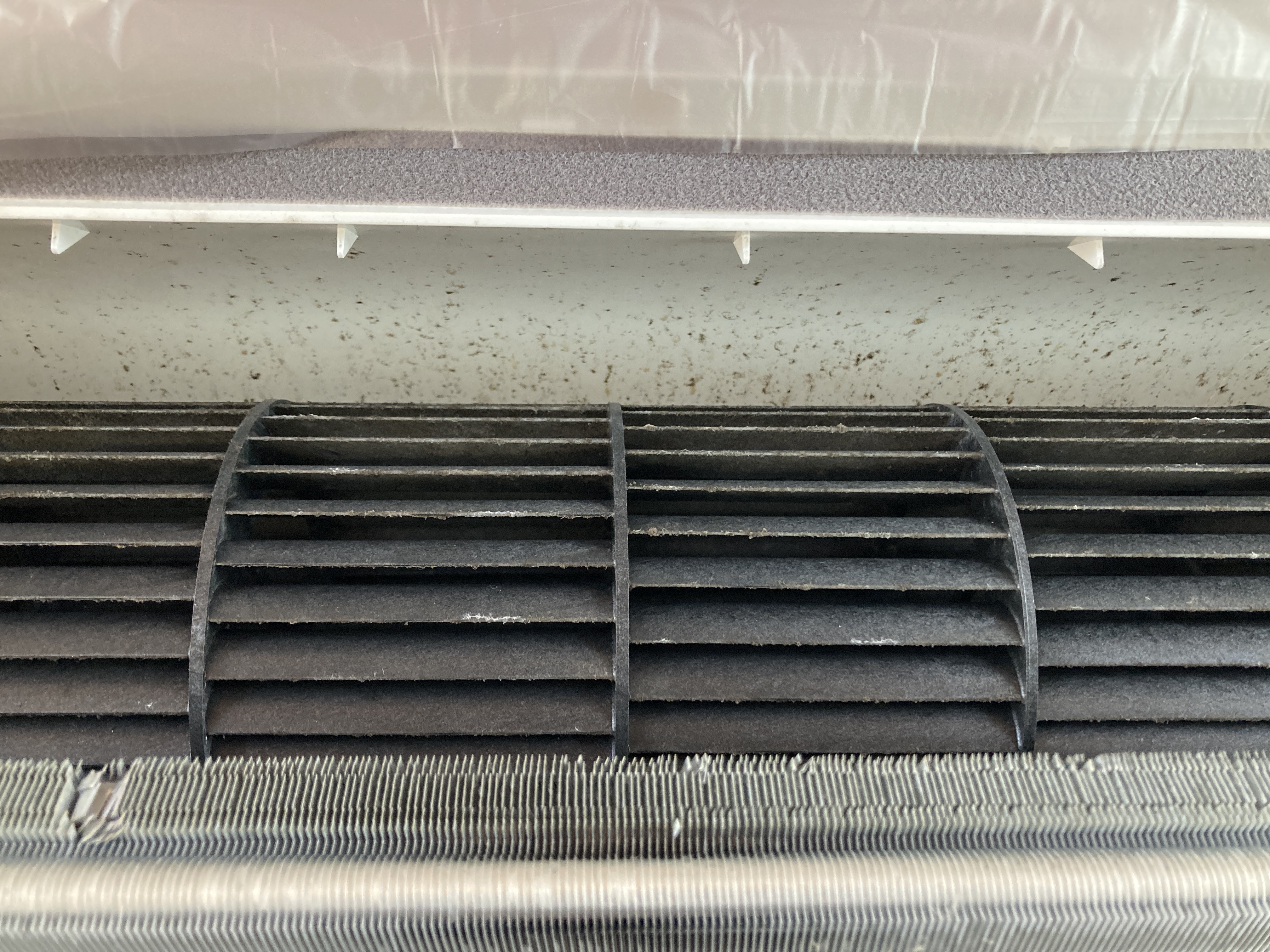 京都府京都市左京区修学院水川原町の家庭用床置きエアコンの作業前2