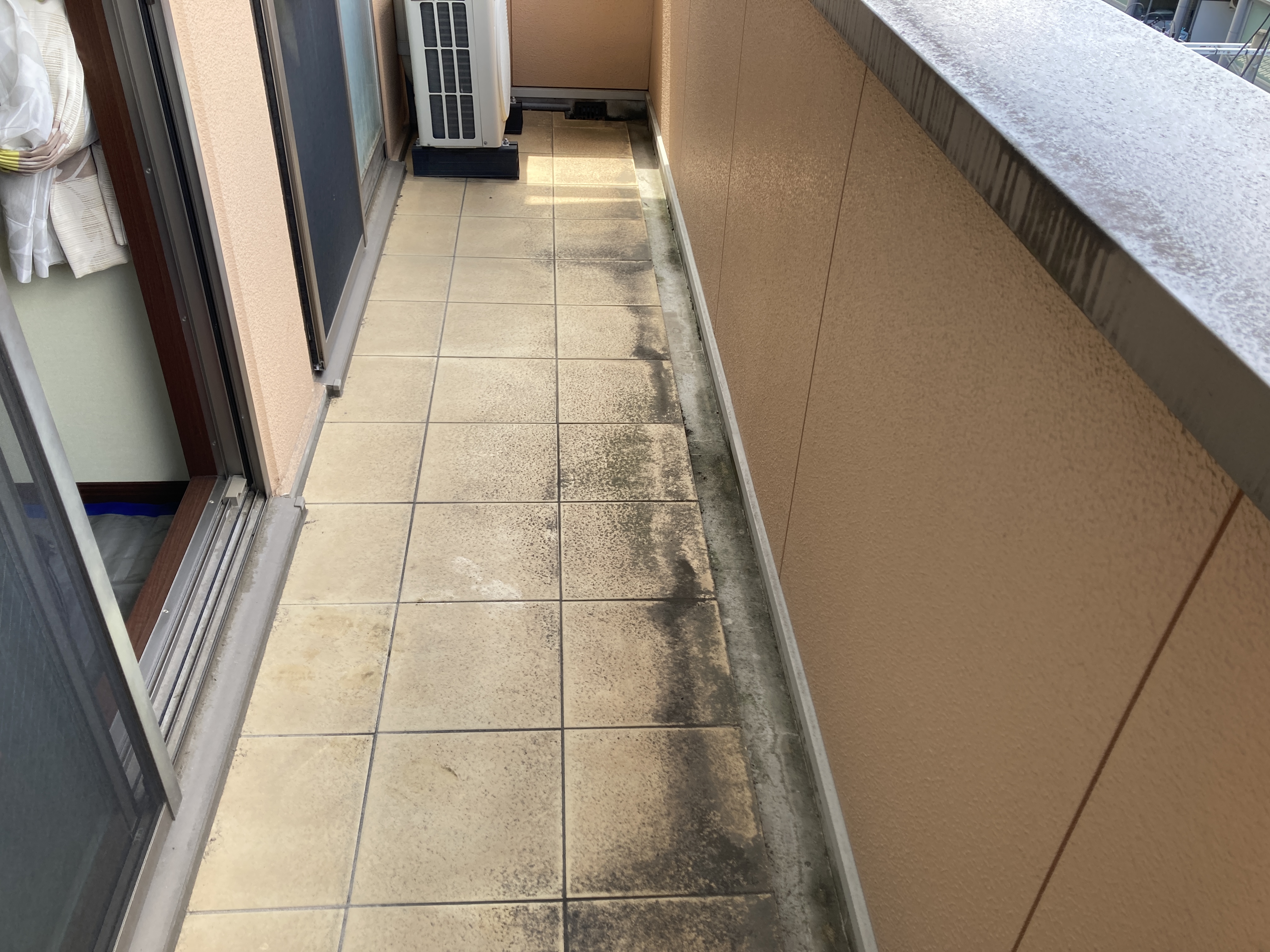 京都府京都市中京区柿本町のベランダ・バルコニークリーニングの作業前2