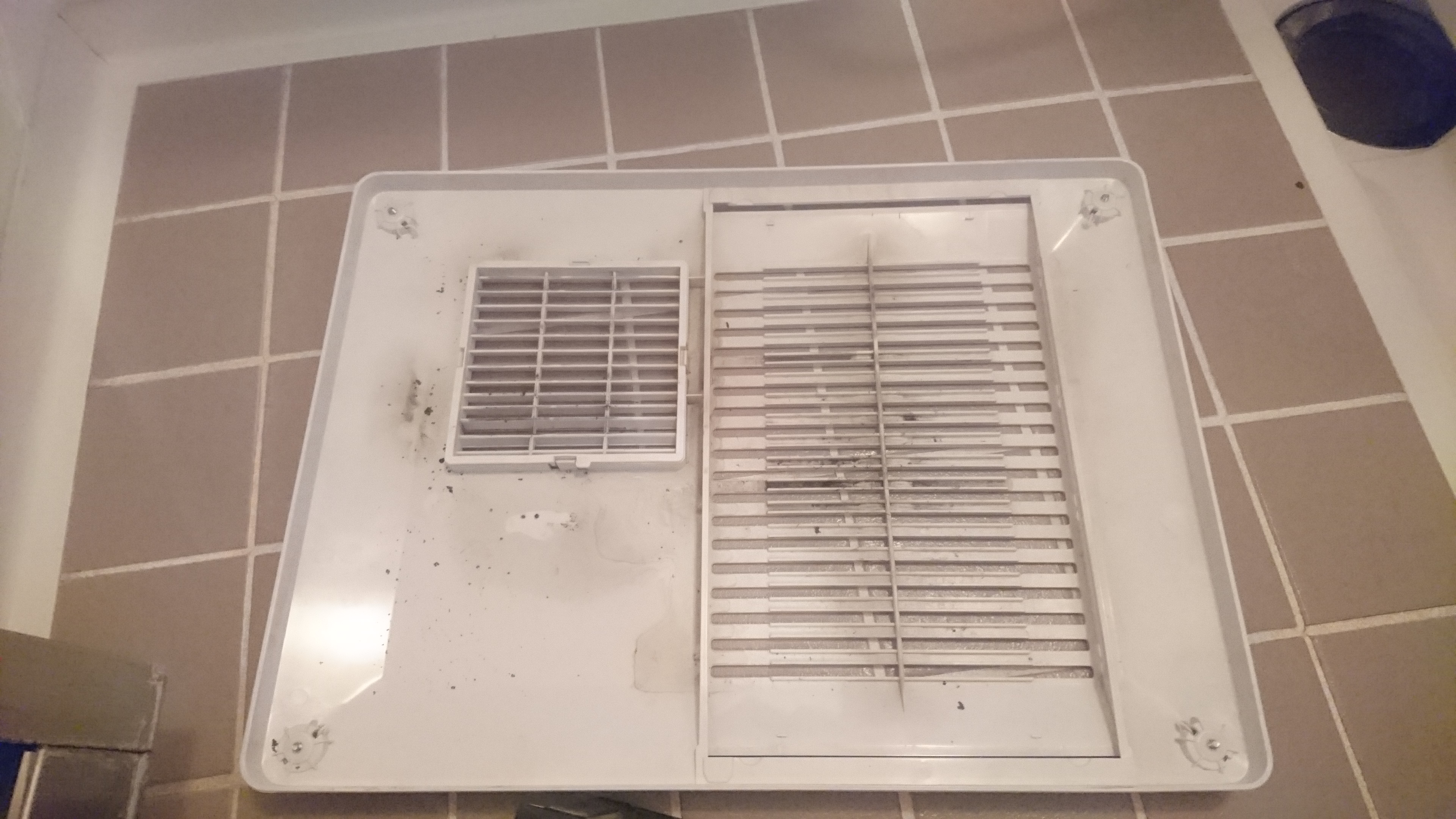 東京都小平市の浴室乾燥機クリーニングの作業前1