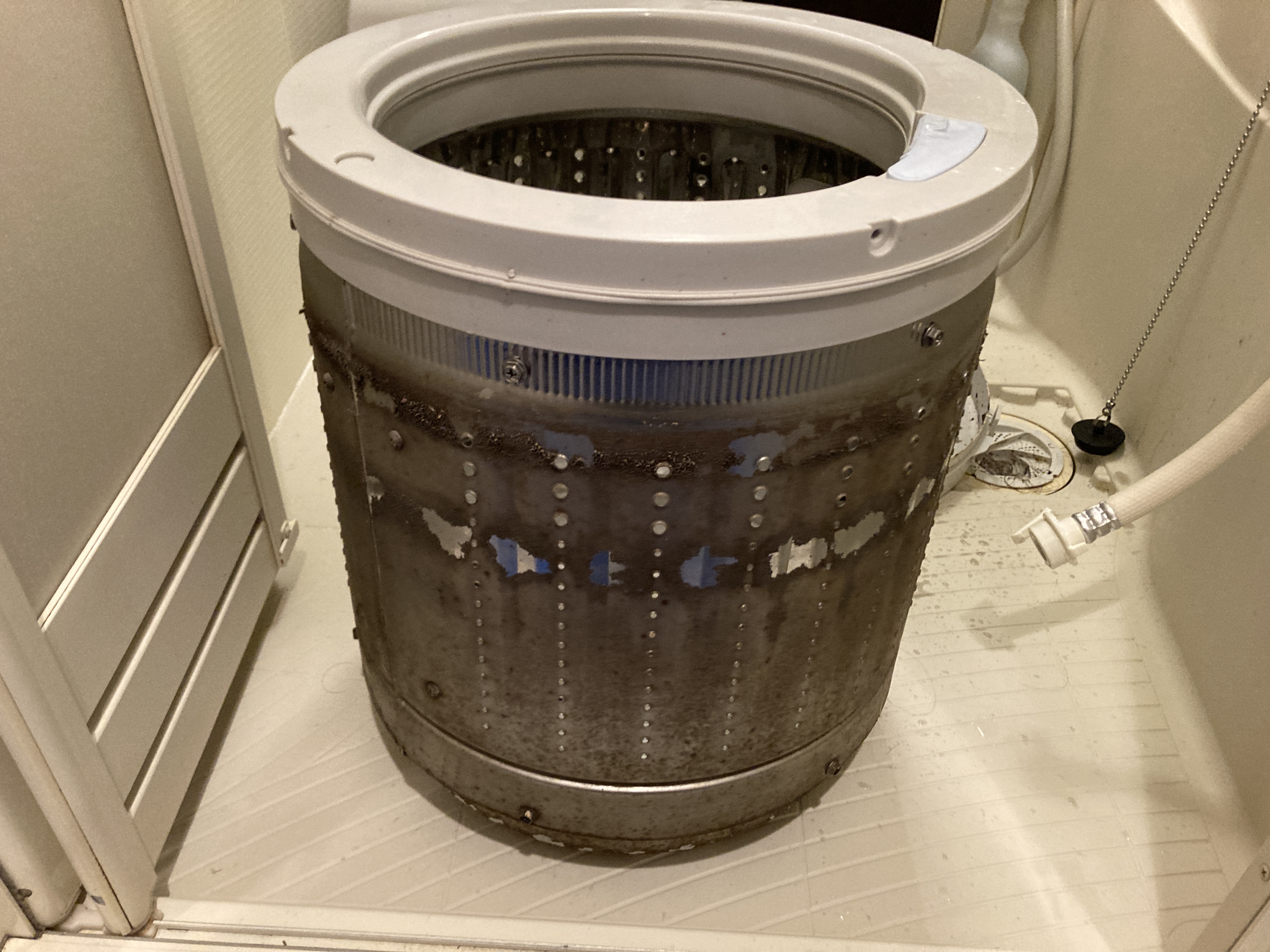 京都府京都市南区上鳥羽大柳町の洗濯機分解クリーニングの作業前1