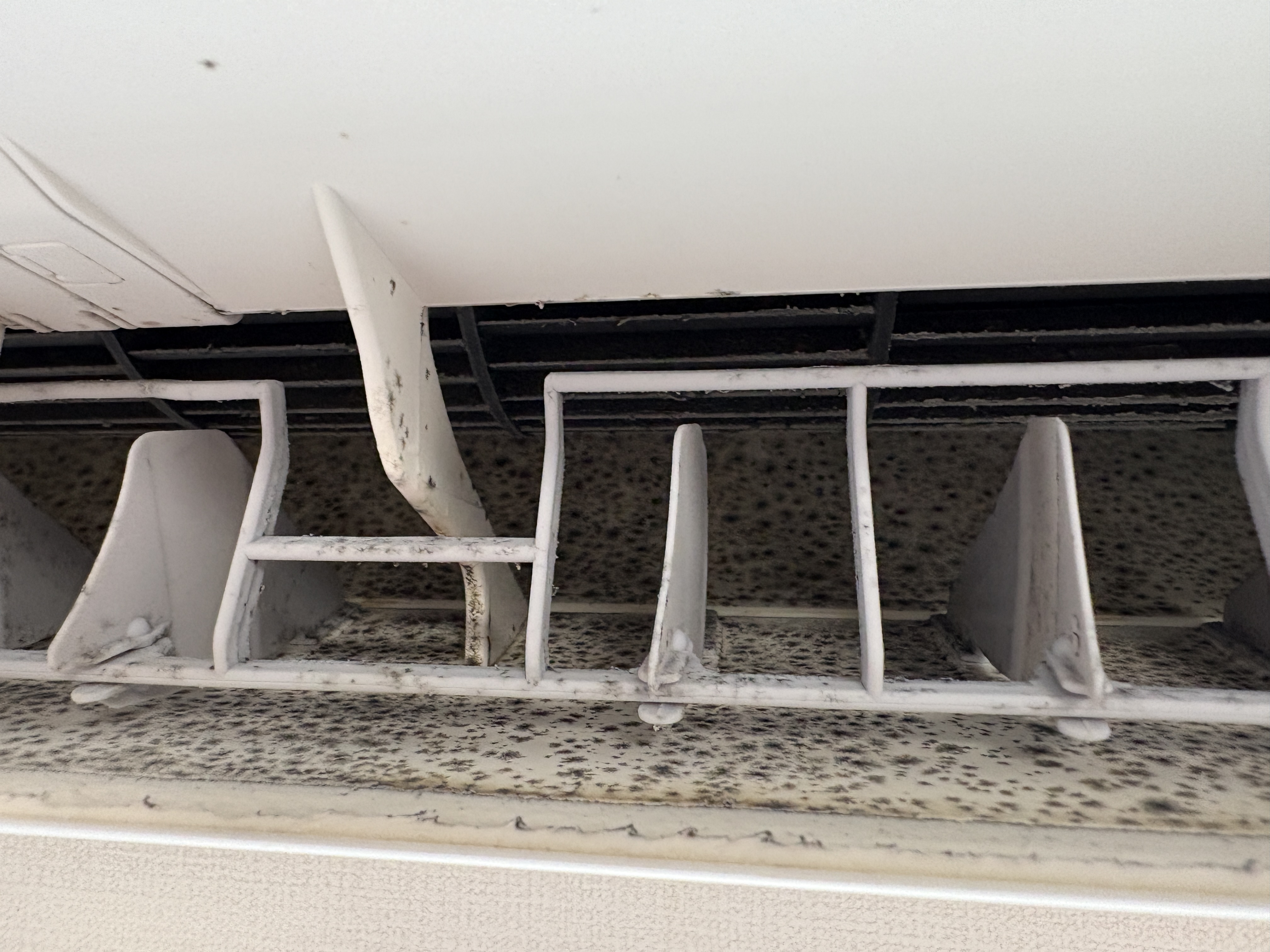 神奈川県厚木市の壁掛けエアコンの作業前1