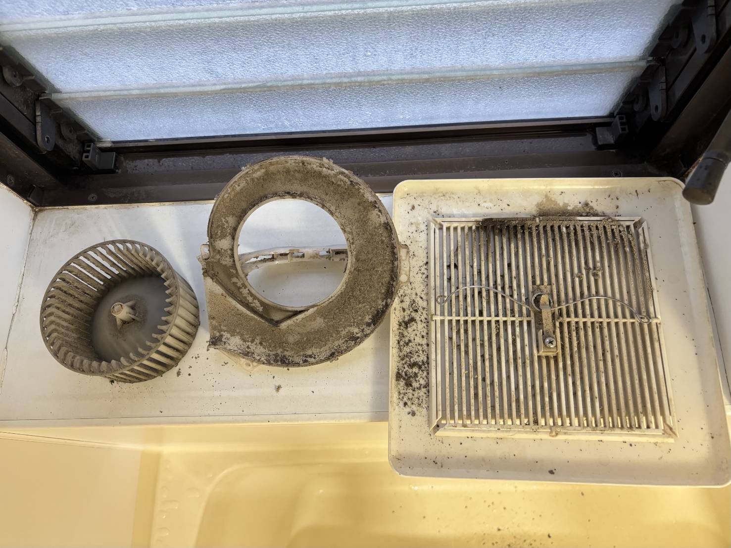 茨城県土浦市の浴室乾燥機クリーニングの作業前1