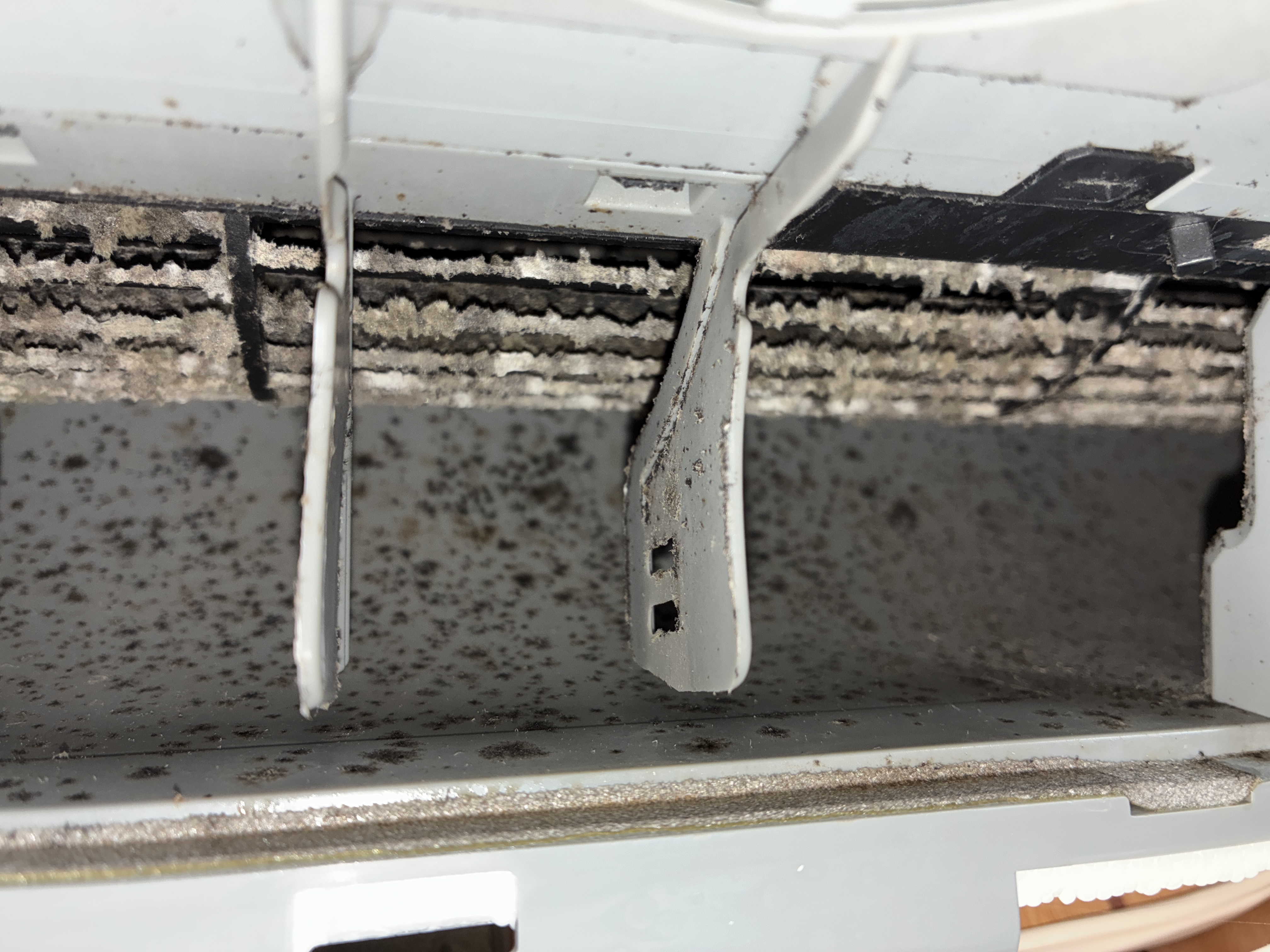 愛知県春日井市西山町の壁掛けエアコンの作業前1