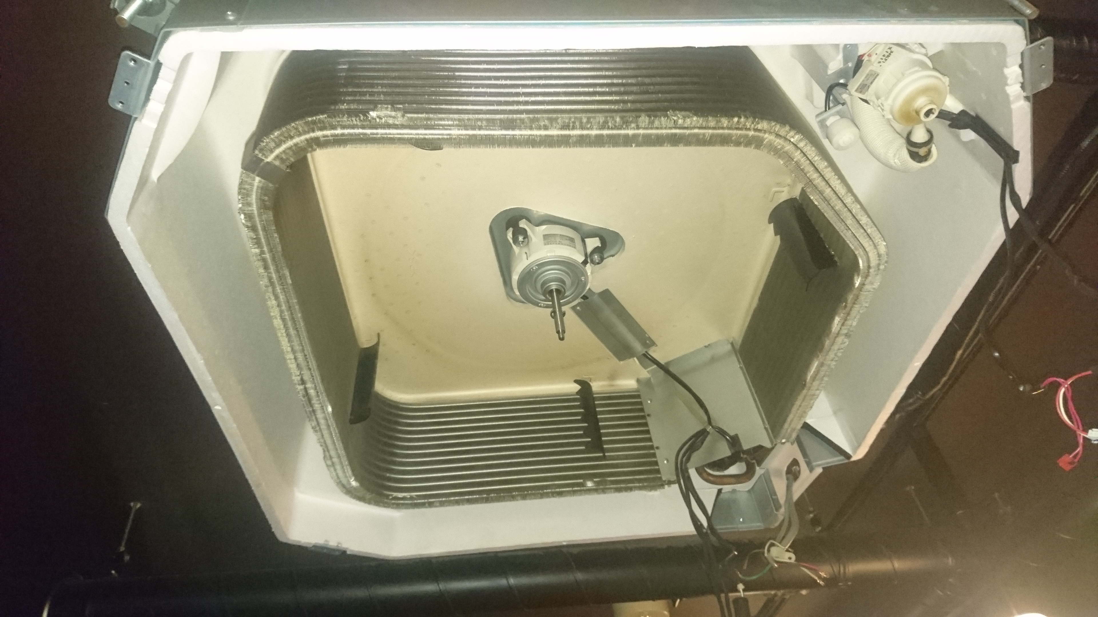 東京都小平市の業務用天井埋め込みエアコンの作業後2