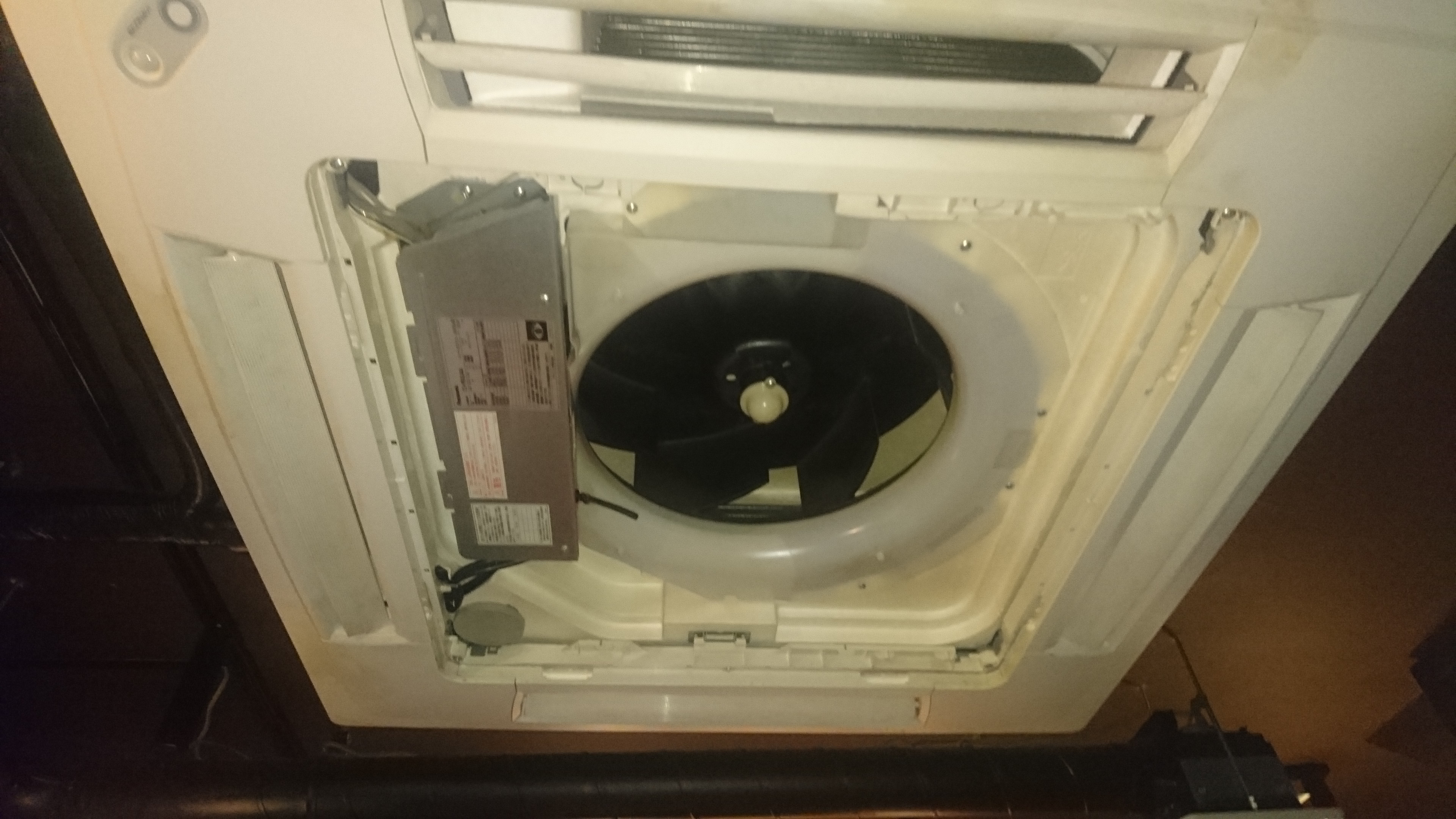 東京都小平市の業務用天井埋め込みエアコンの作業前2