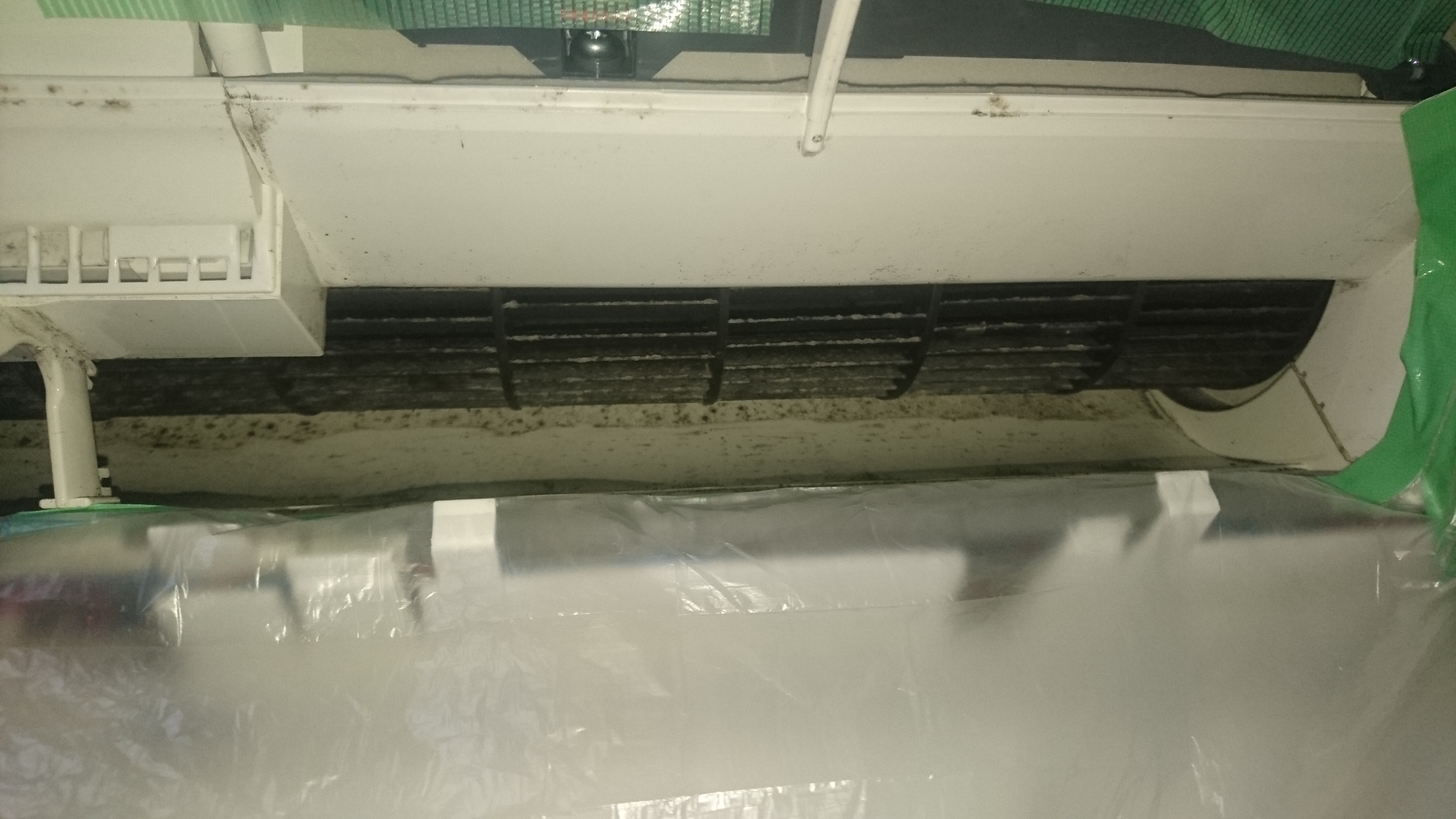 東京都東村山市のお掃除機能付きエアコンの作業前1