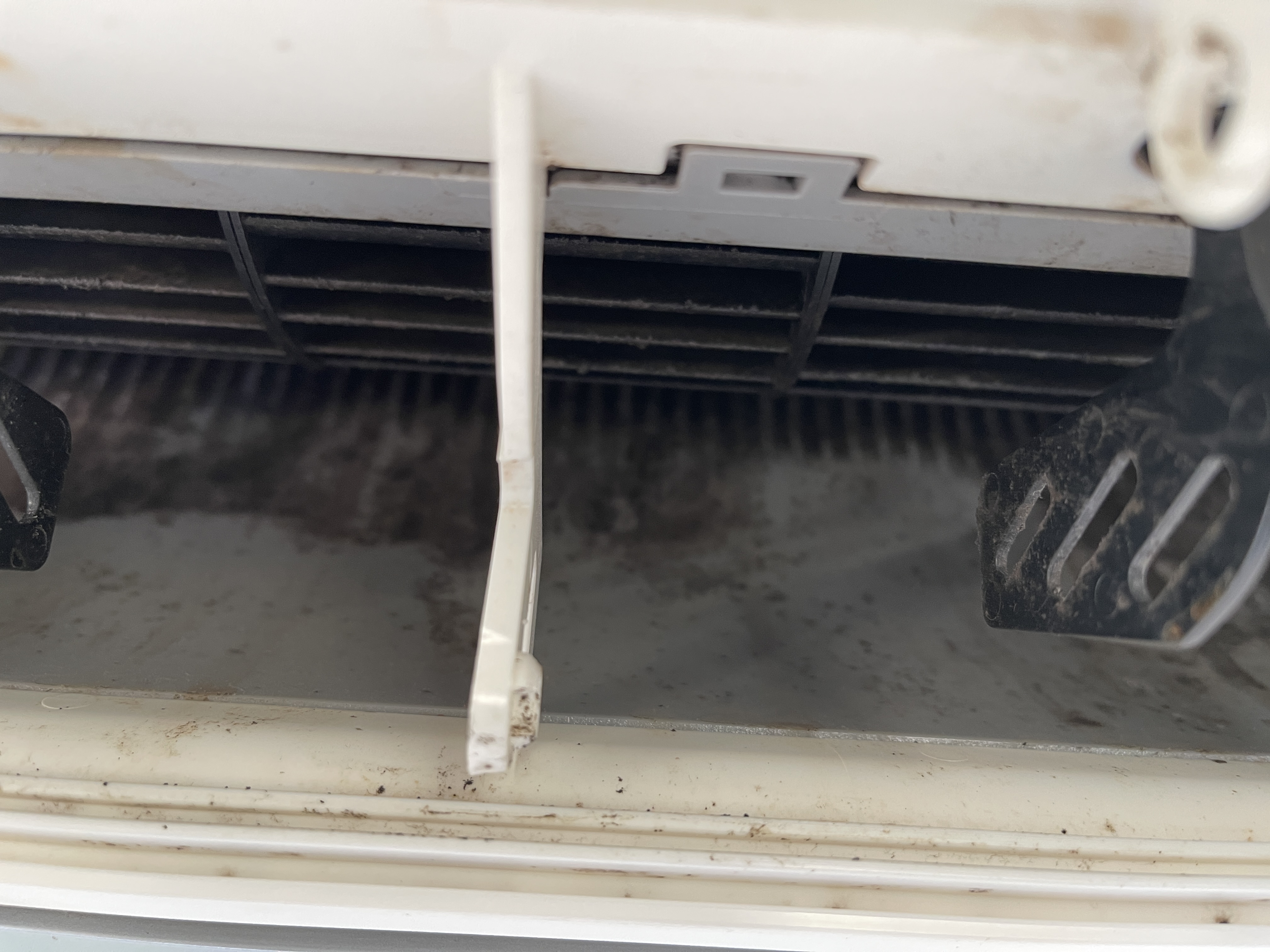 神奈川県横浜市港南区のお掃除機能付きエアコンの作業前2