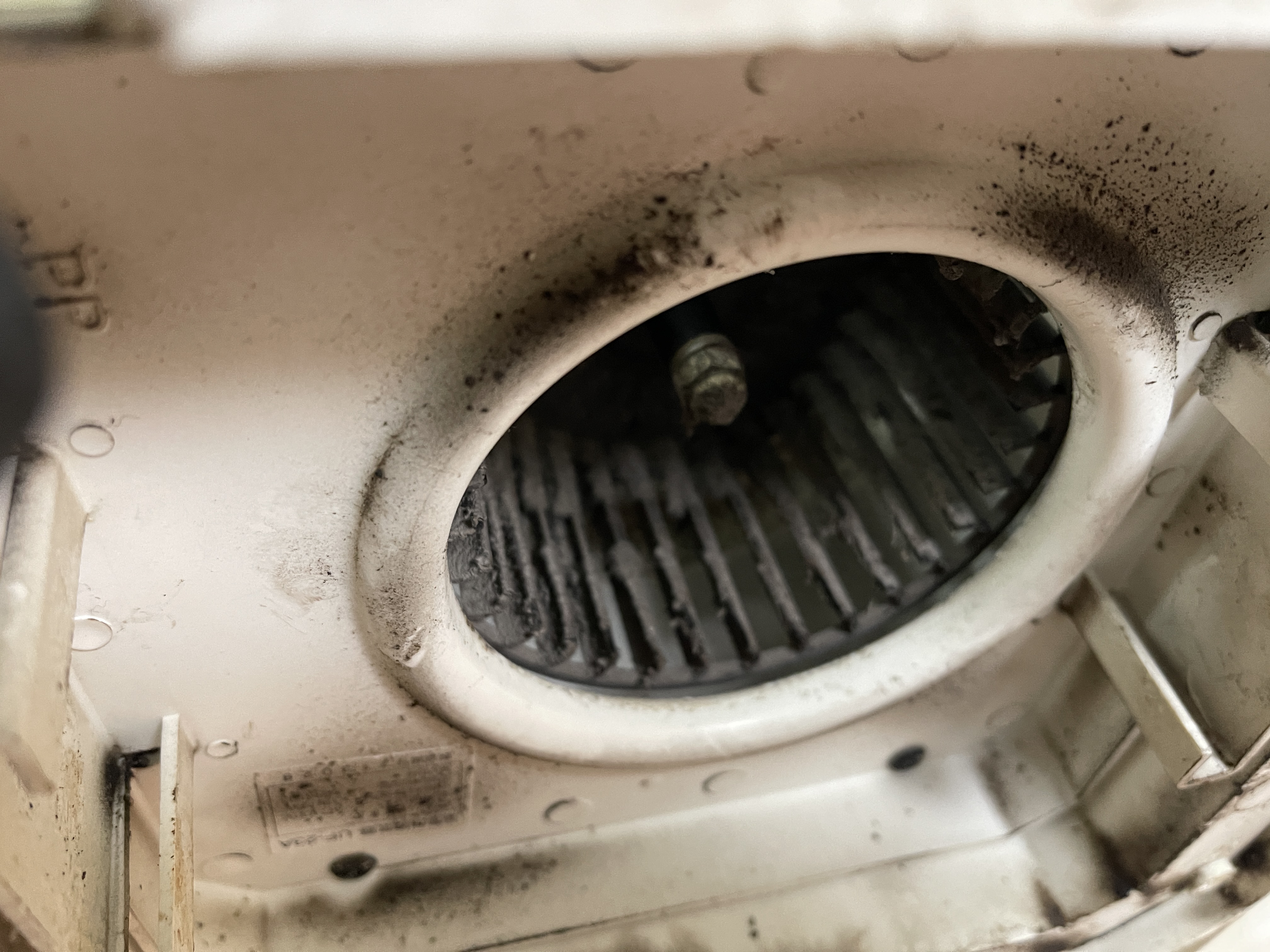 神奈川県横浜市港北区の浴室乾燥機クリーニングの作業前1