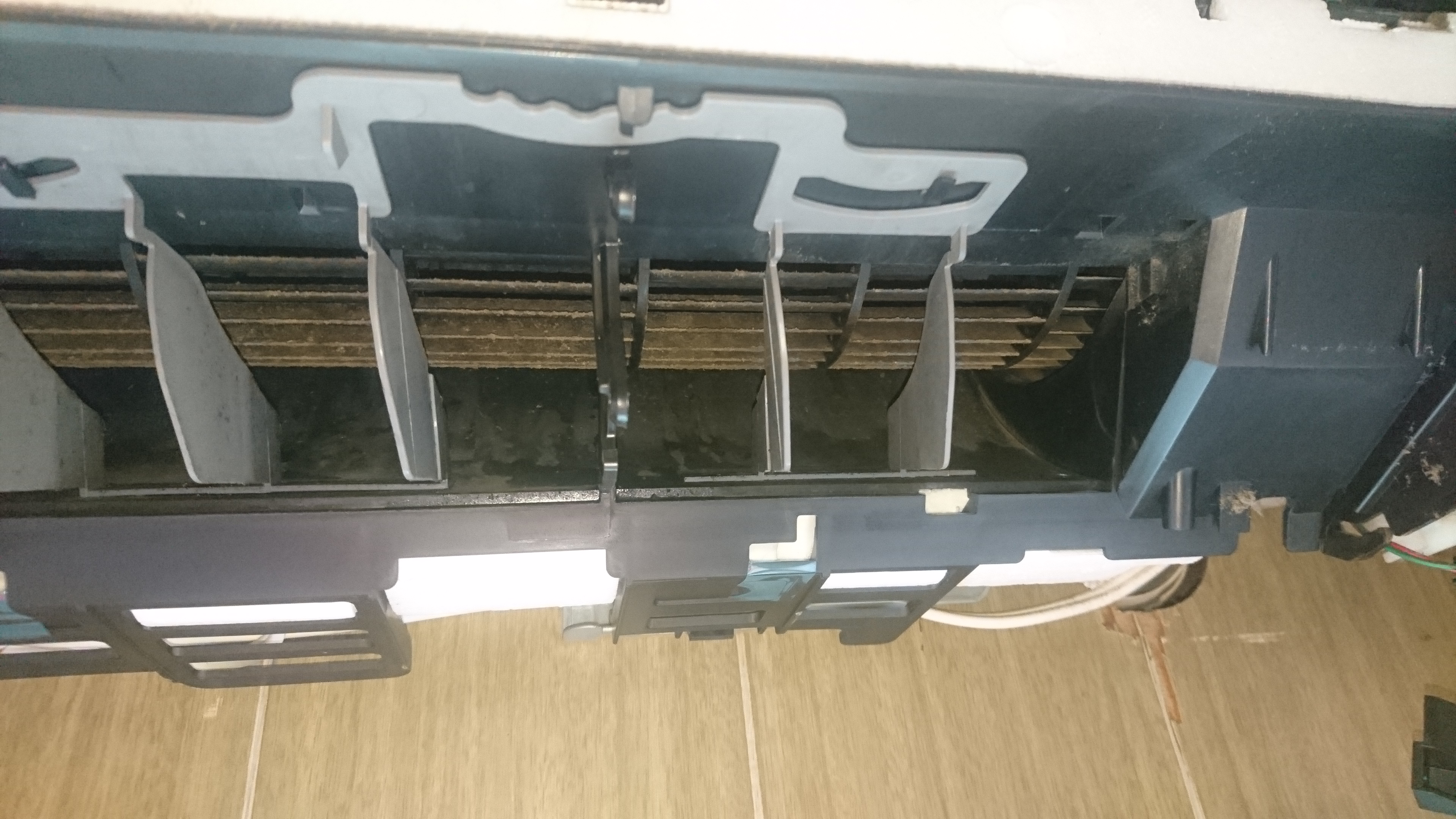 東京都小金井市の壁掛けエアコンの作業前1