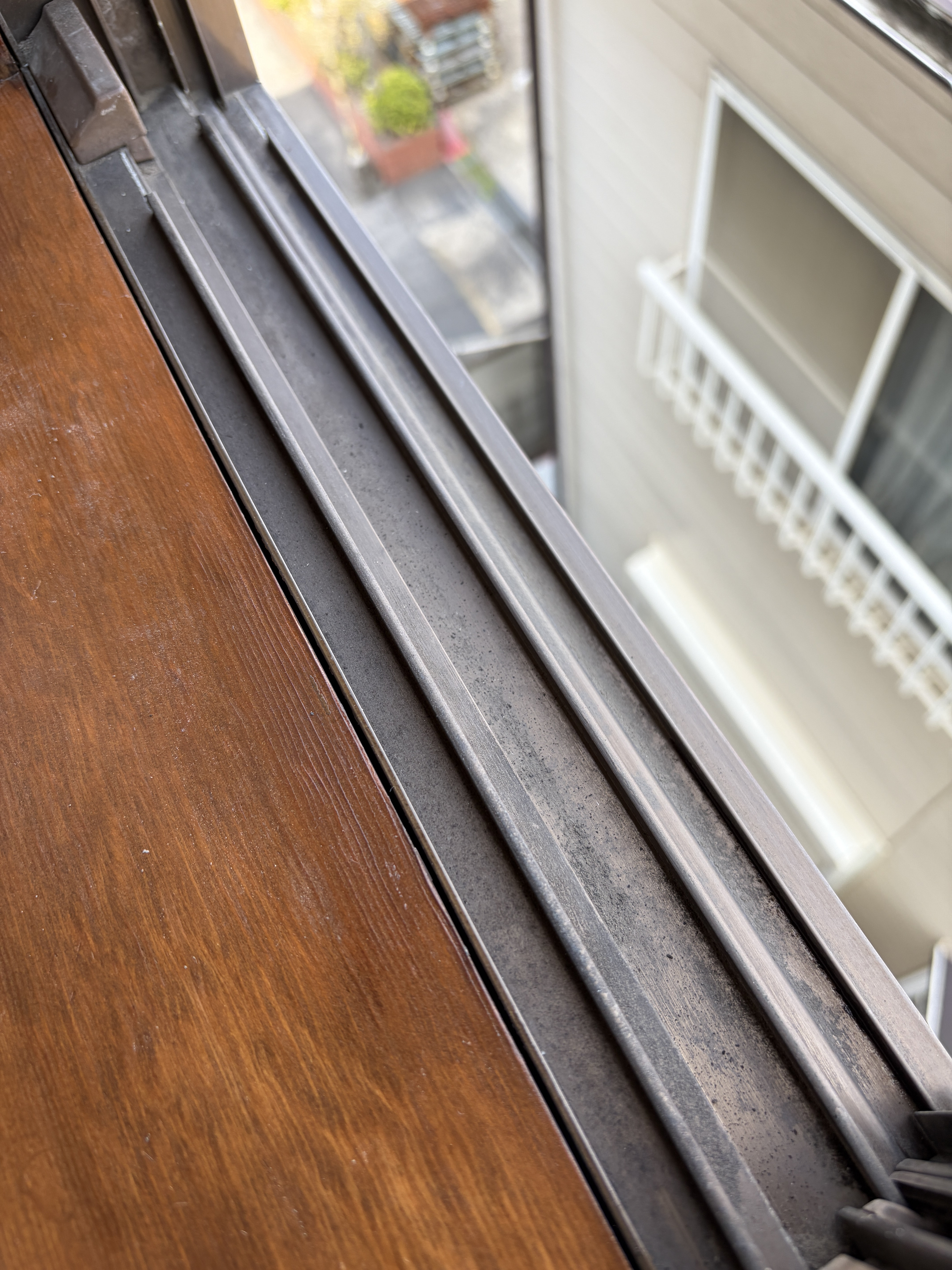 東京都荒川区西尾久の窓ガラス・サッシクリーニングの作業前1