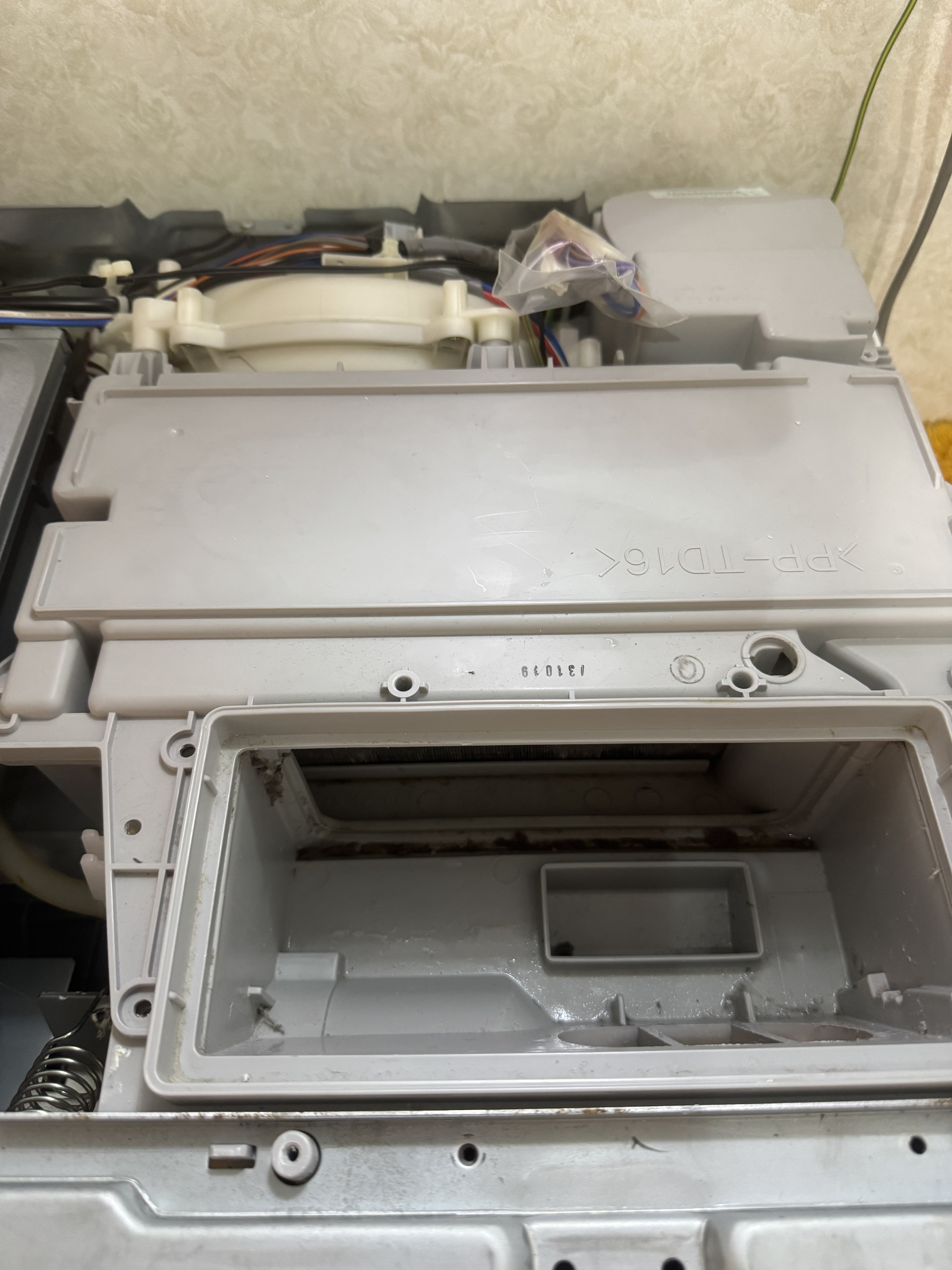 千葉県鎌ケ谷市右京塚の洗濯機分解クリーニングの作業前1