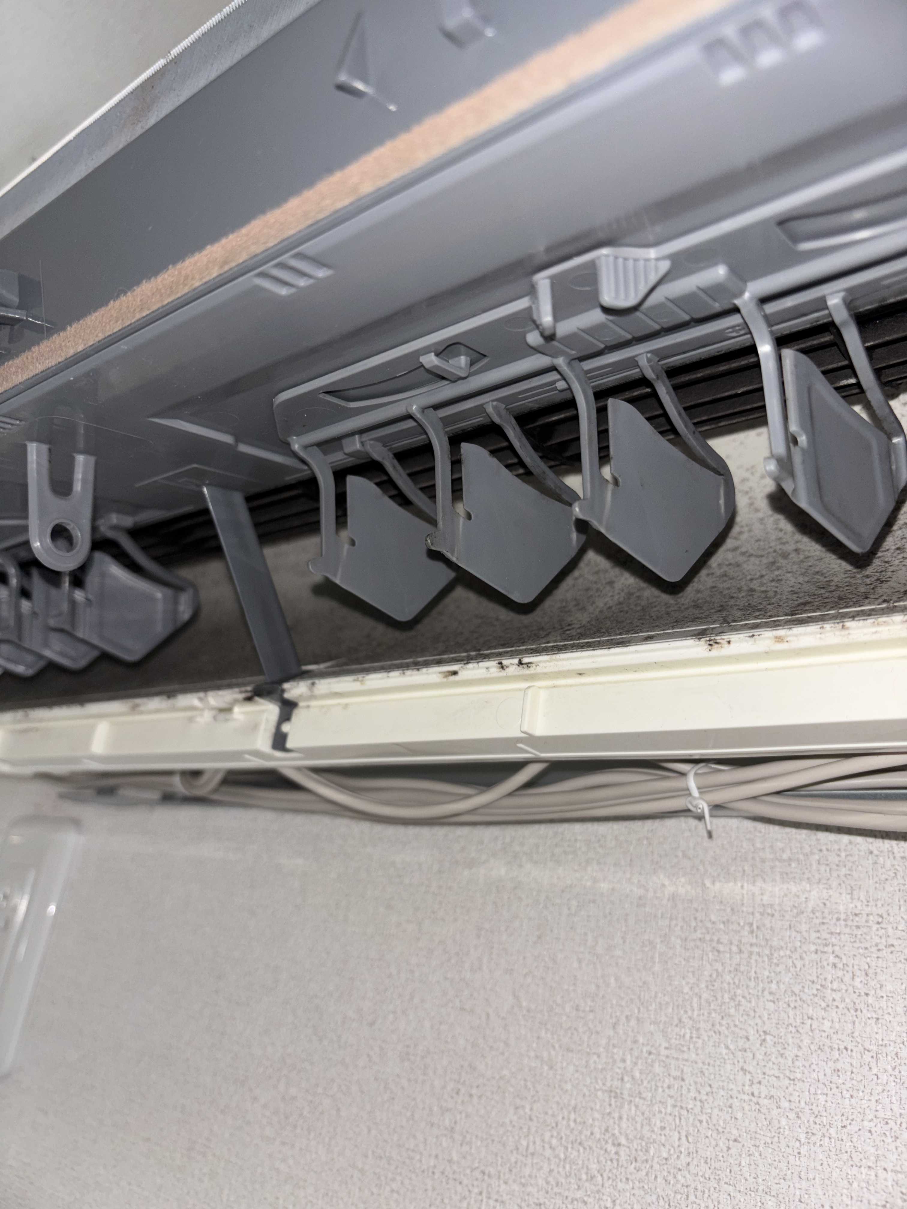 神奈川県藤沢市の壁掛けエアコンの作業前1