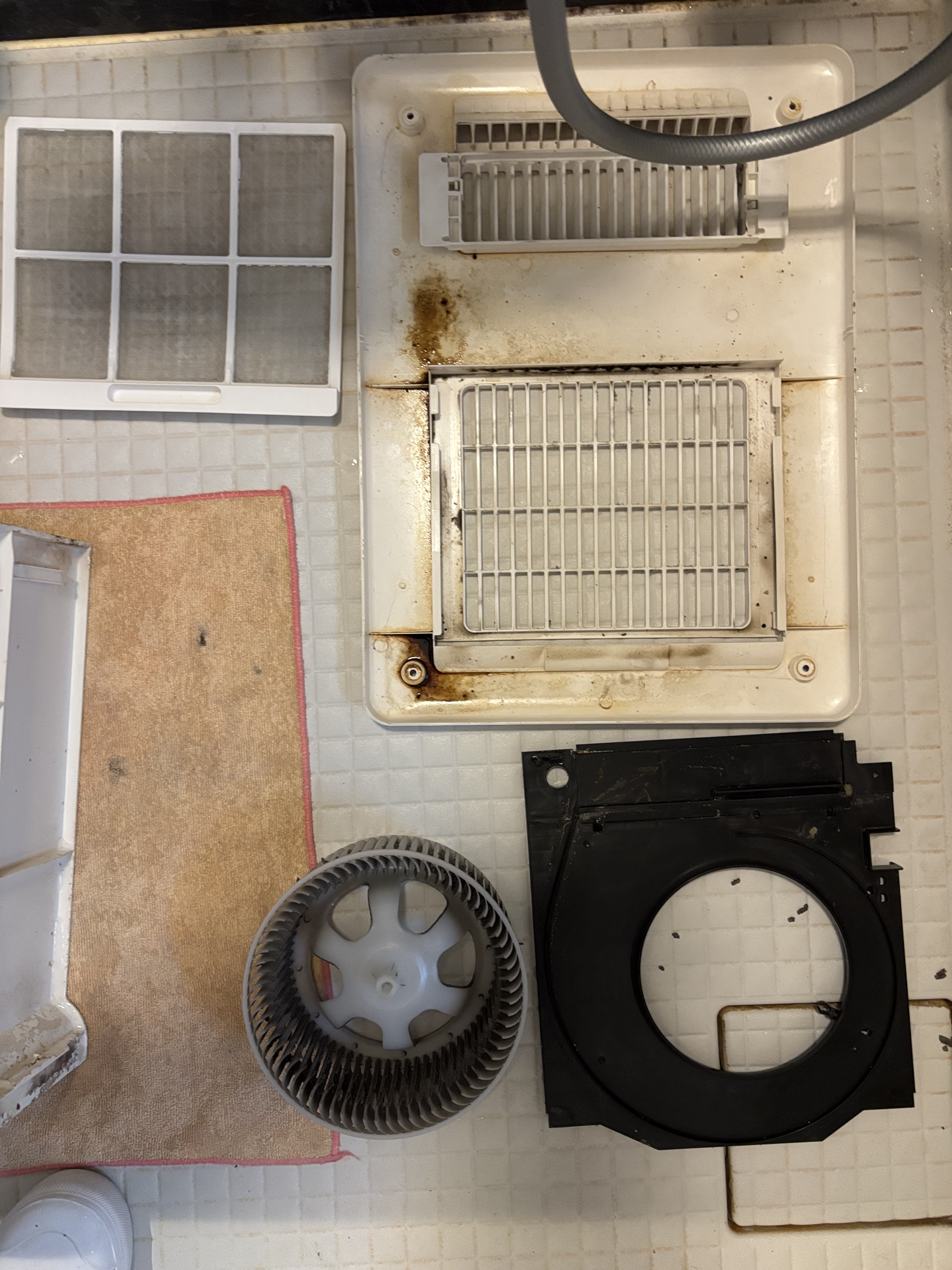 埼玉県朝霞市の浴室乾燥機クリーニングの作業前3