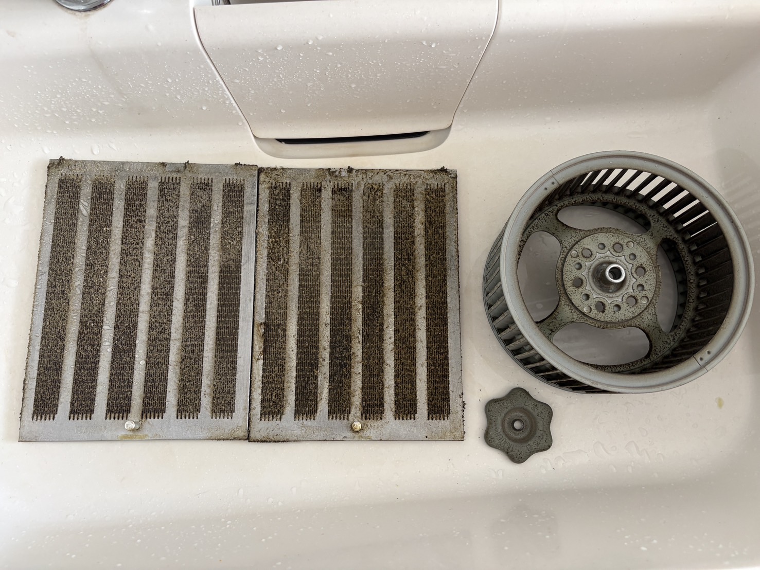 千葉県浦安市日の出のレンジフードクリーニングの作業前1