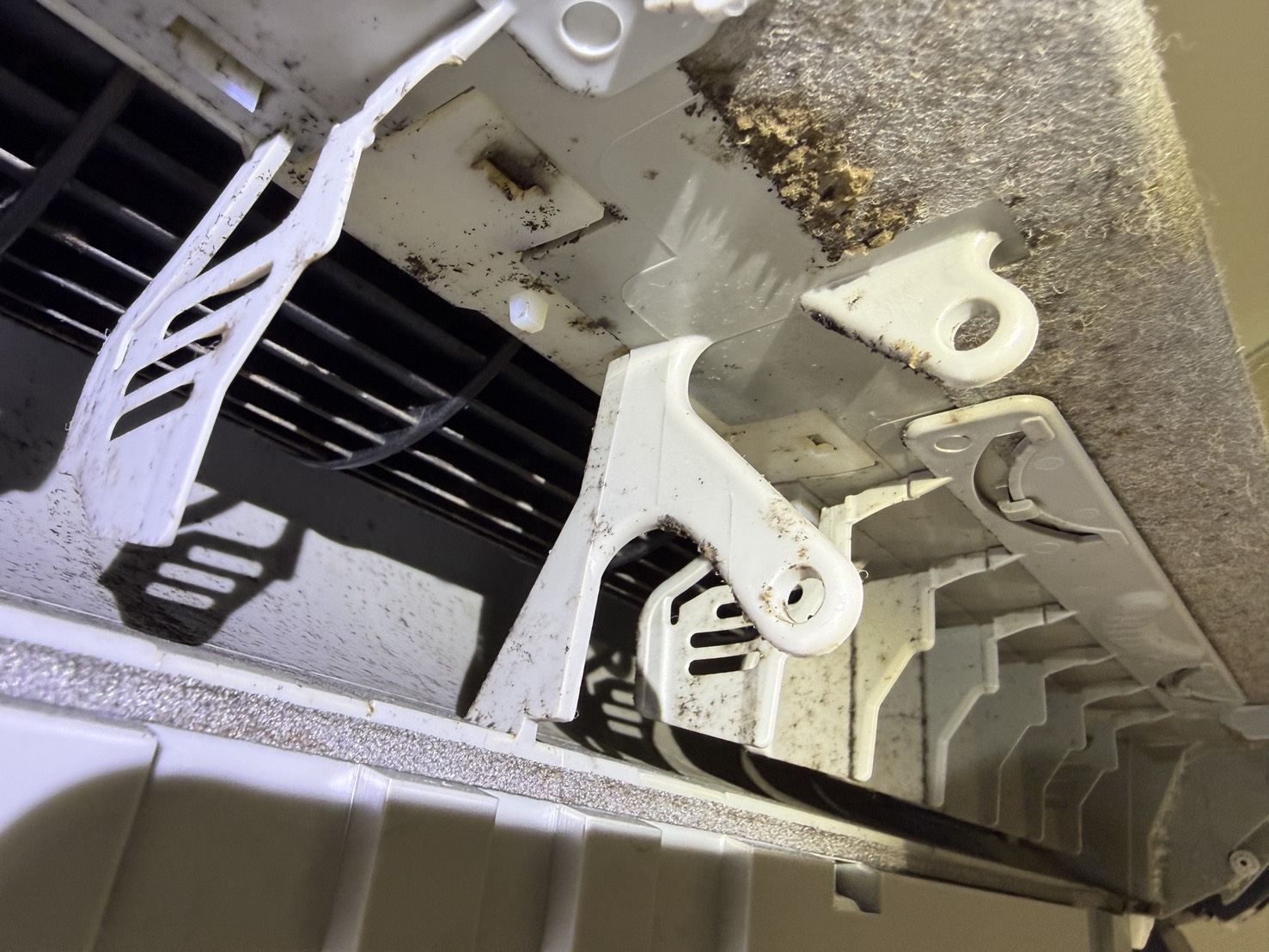 東京都渋谷区神宮前の家庭用天井埋め込みエアコンの作業前3