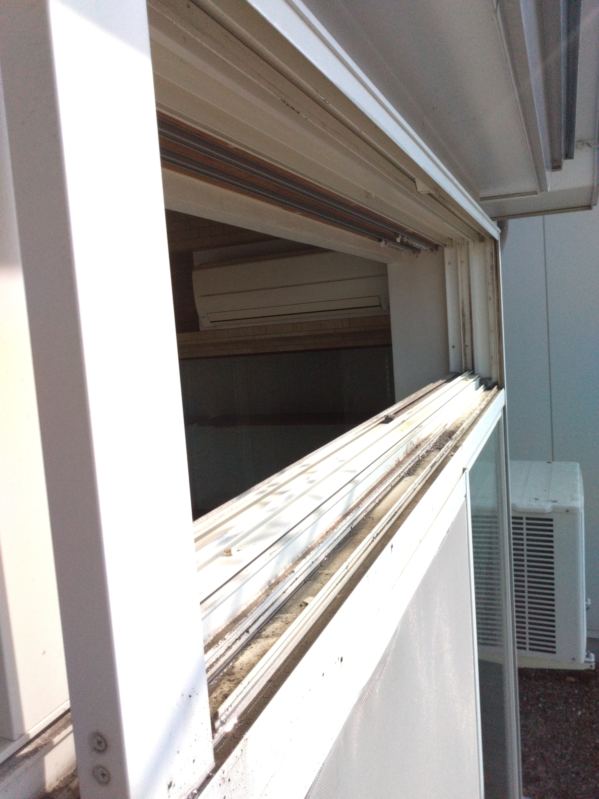 青森県上北郡おいらせ町の窓ガラス・サッシクリーニングの作業前1