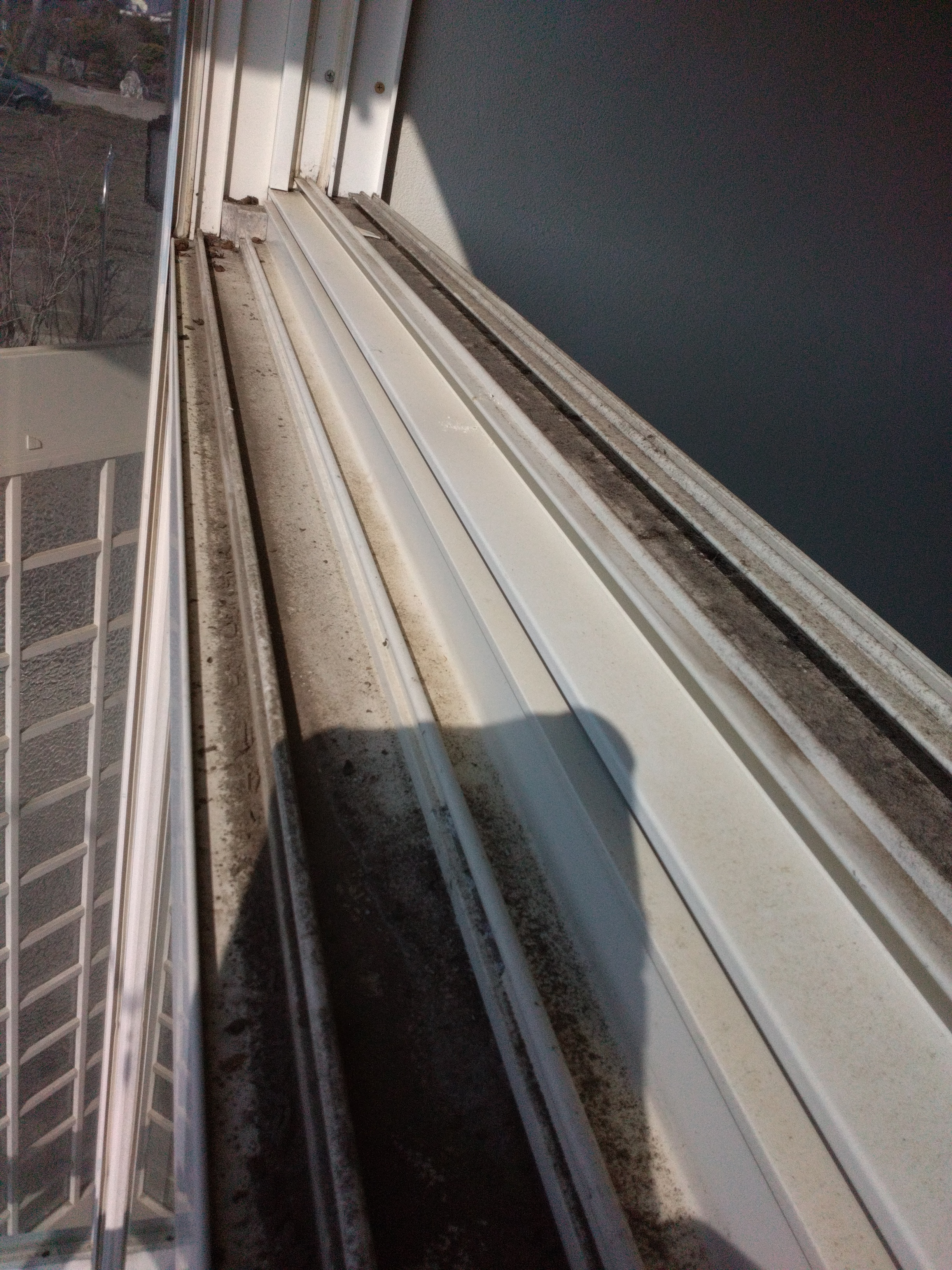 青森県上北郡おいらせ町の窓ガラス・サッシクリーニングの作業前2