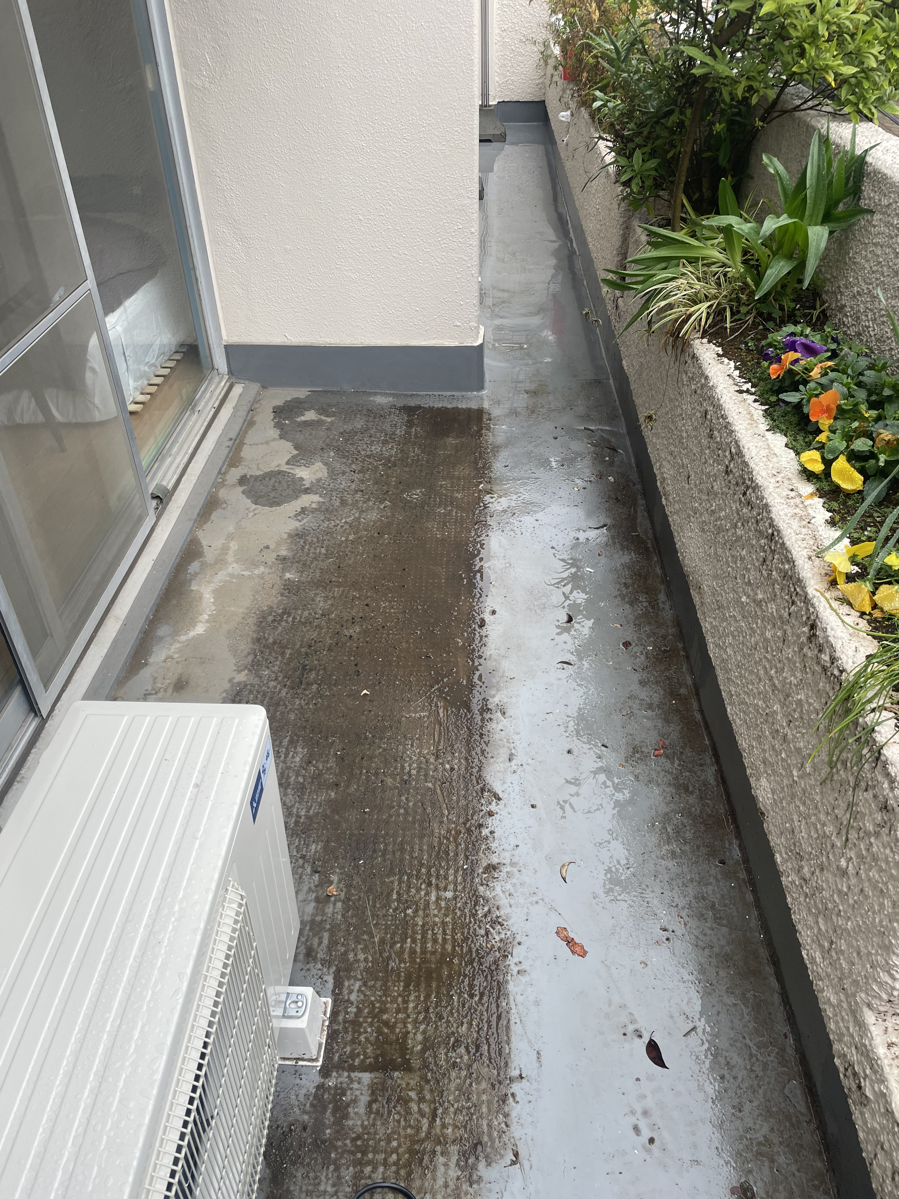 東京都新宿区市ヶ谷のベランダ・バルコニークリーニングの作業前1