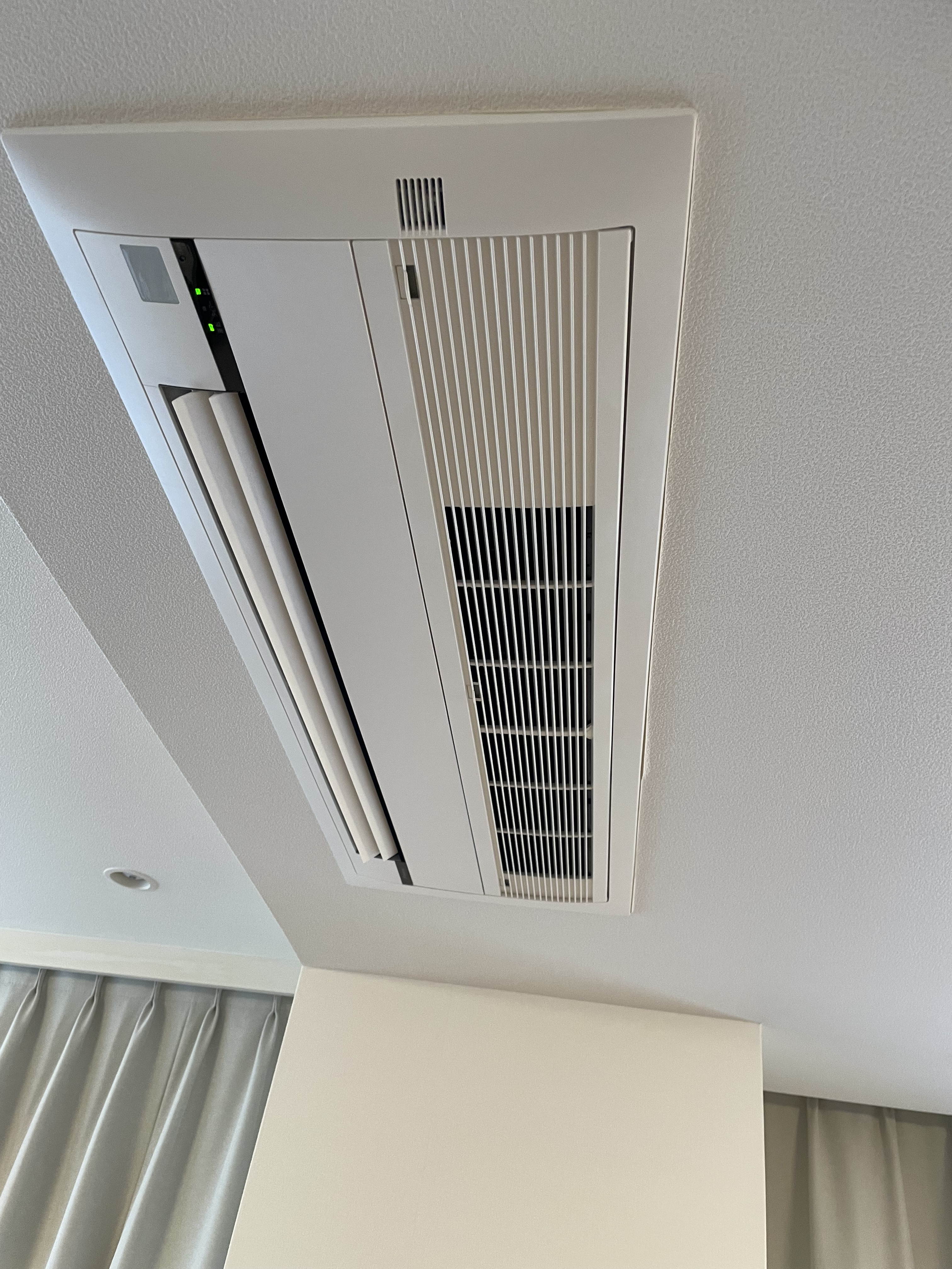東京都新宿区西五軒町の家庭用天井埋め込みエアコンの作業後1