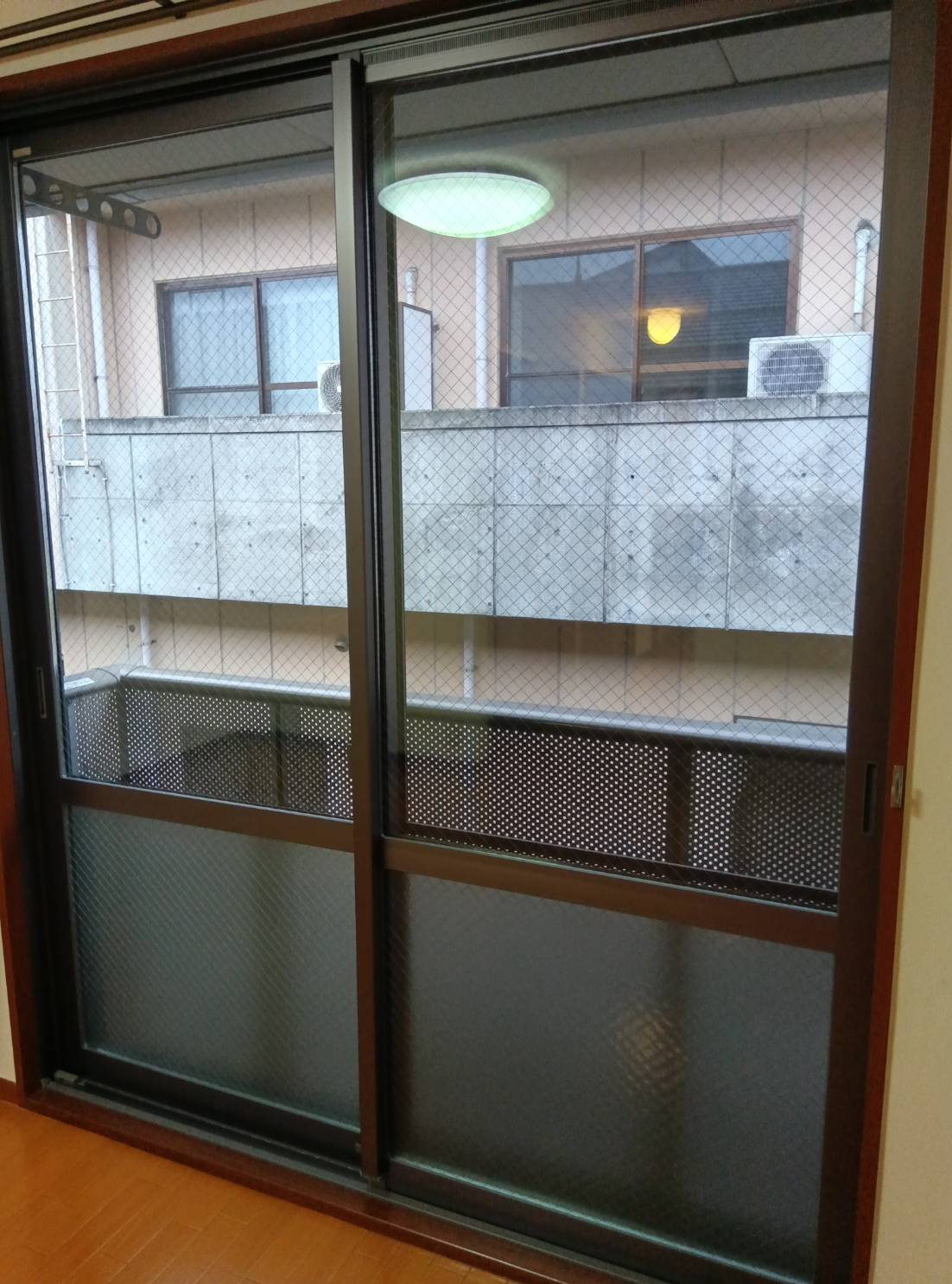 新潟県長岡市喜多町の窓ガラス・サッシクリーニングの作業前1