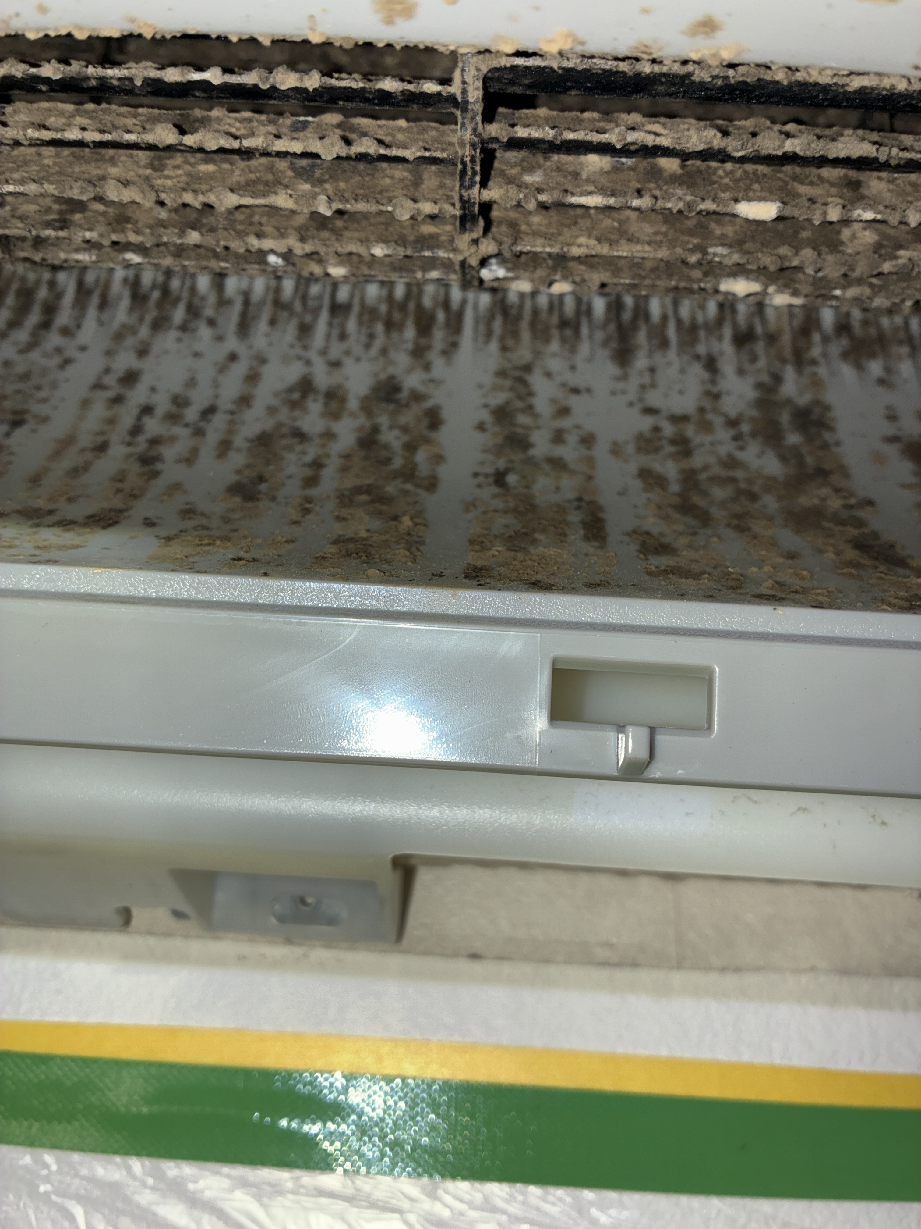 大阪府摂津市新在家のお掃除機能付きエアコンの作業前1